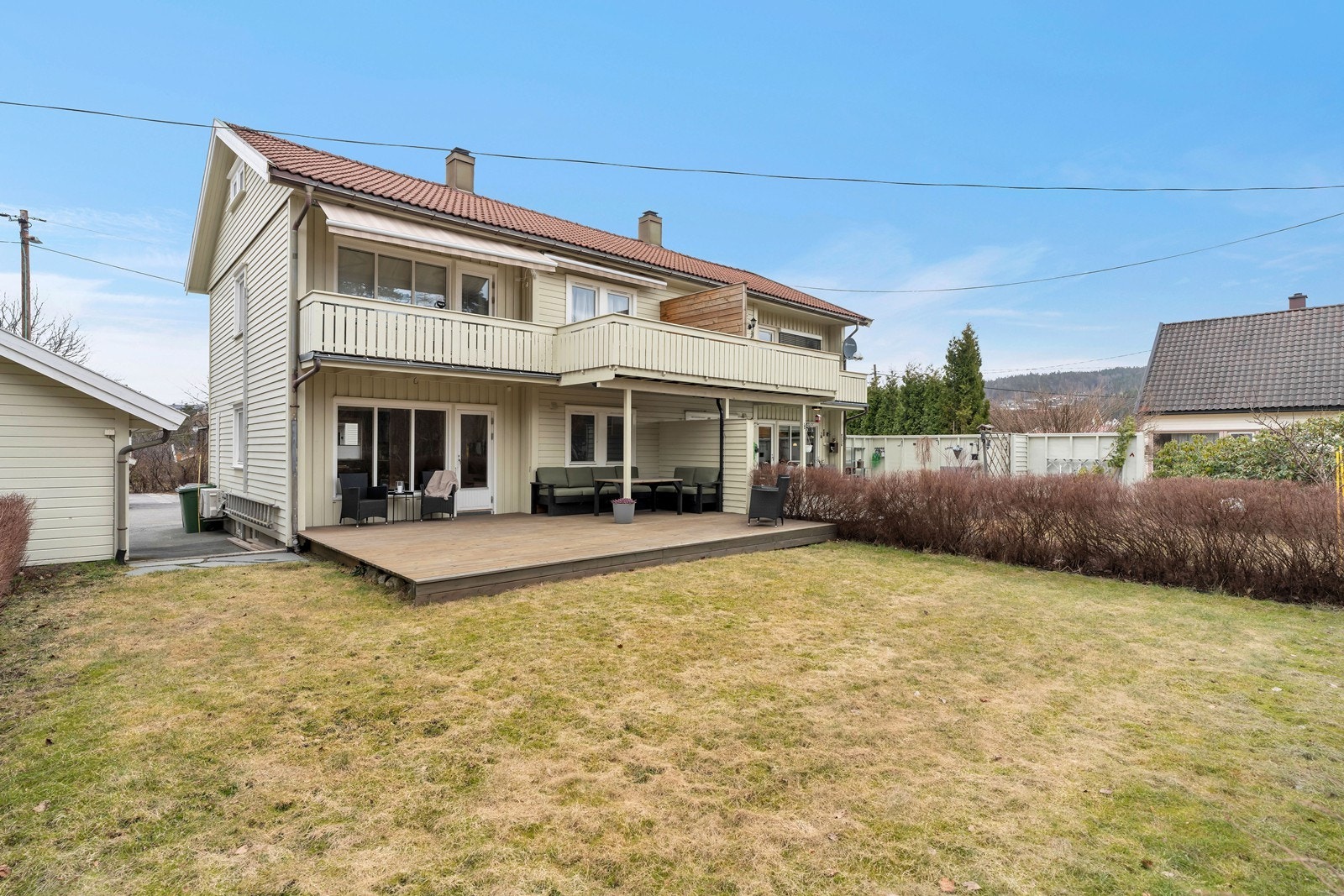 Stor og solrik uteplass Galleribilde