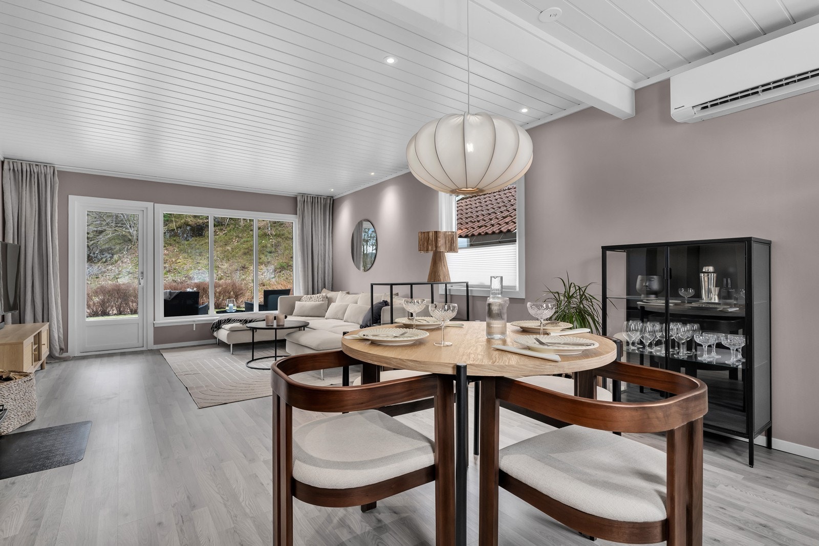 Fra stuen er det utgang til terrasse og hage Galleribilde