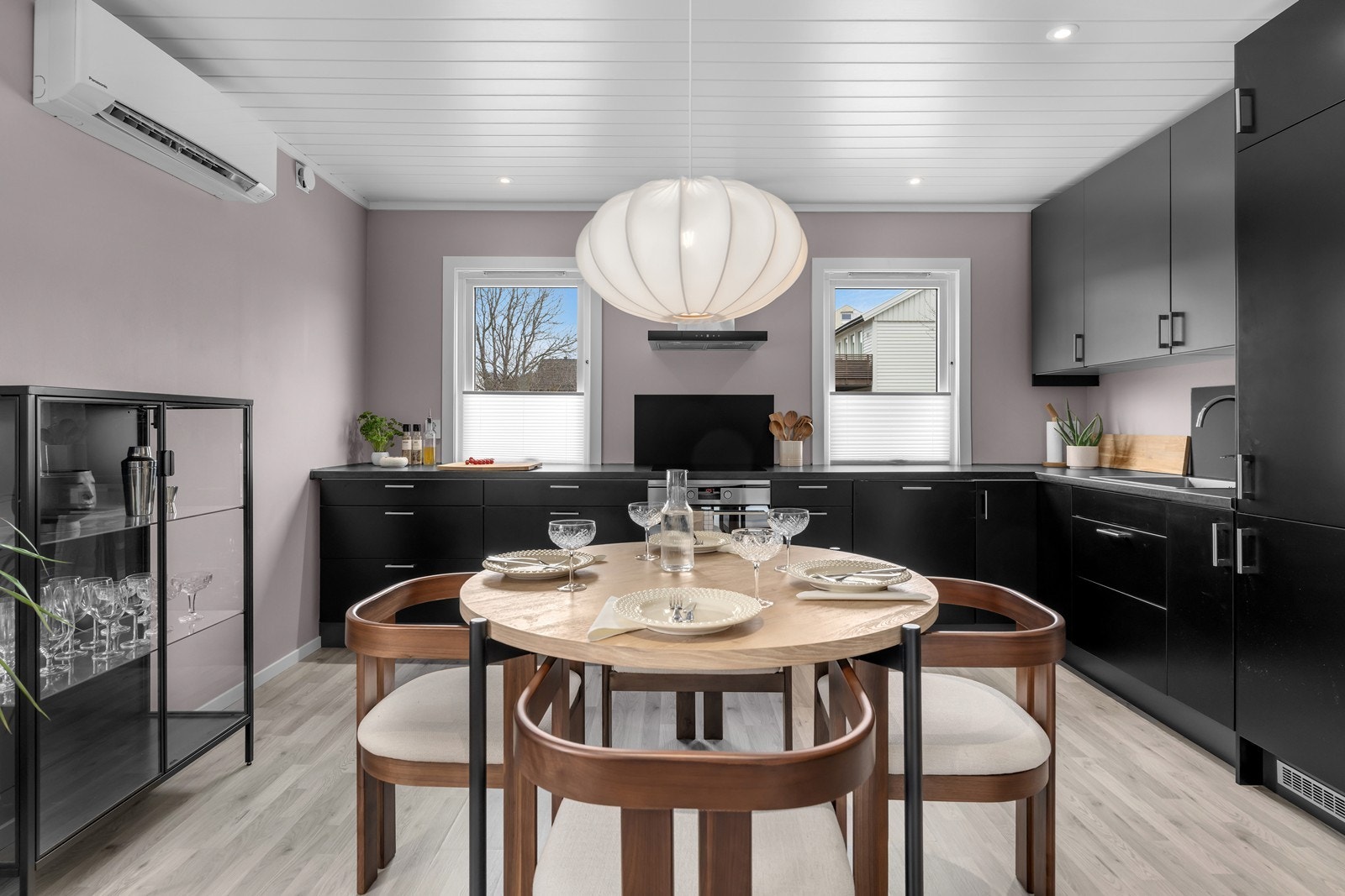 Leilighetens kjøkken er i åpen løsning med stuen, med naturlig plass til spisebord i mellom Galleribilde