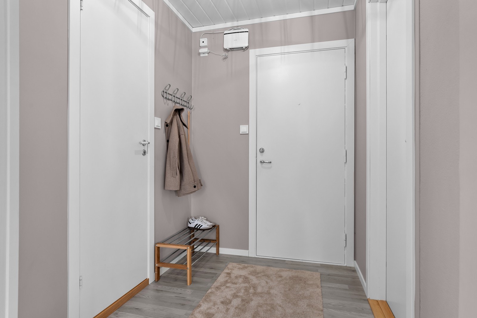 Velkommen inn! Gang med plass til oppbevaringsmøblement Galleribilde