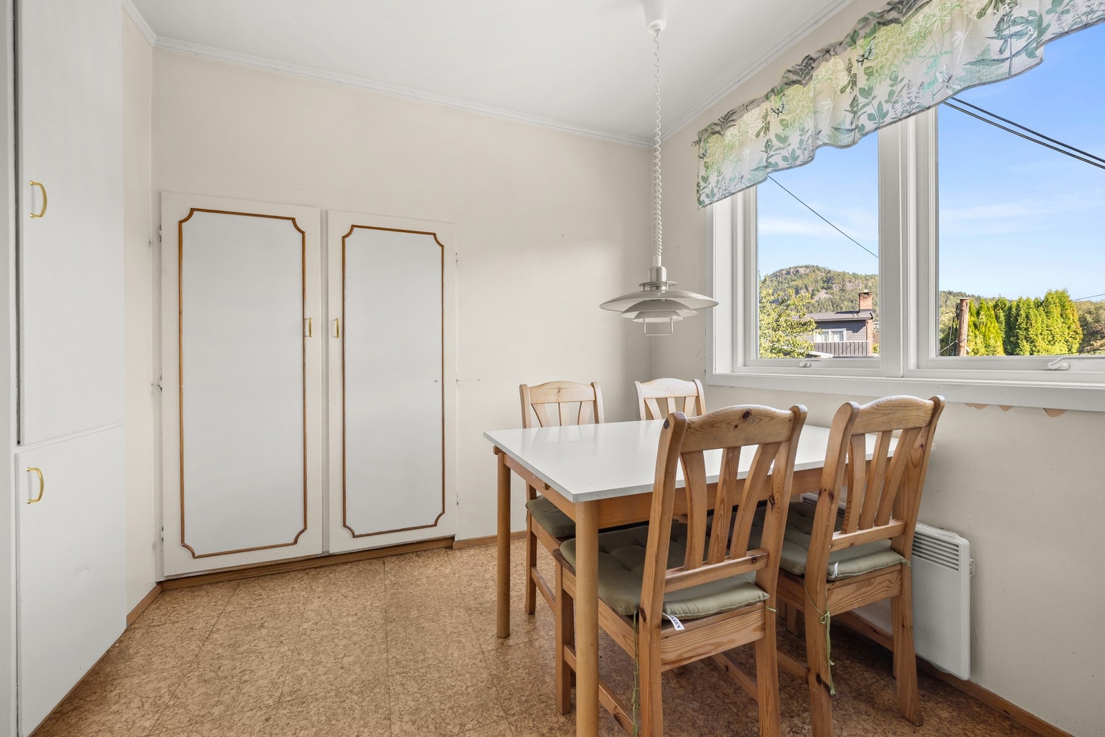 Det er også plass til en spisegruppe på kjøkkenet Galleribilde