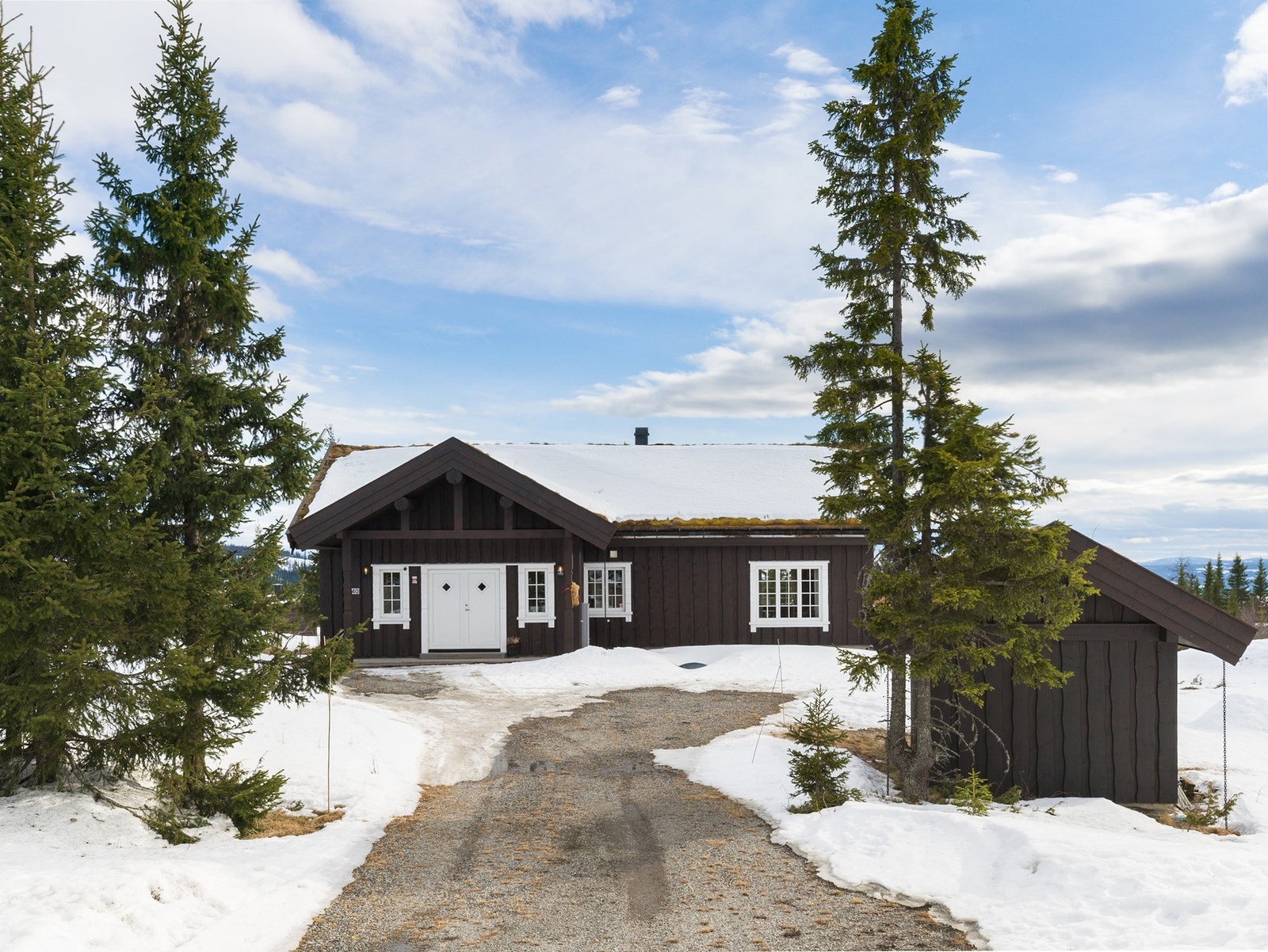 Hytta ligger på en liten høyde med fin utsikt utover nærområdet. Galleribilde