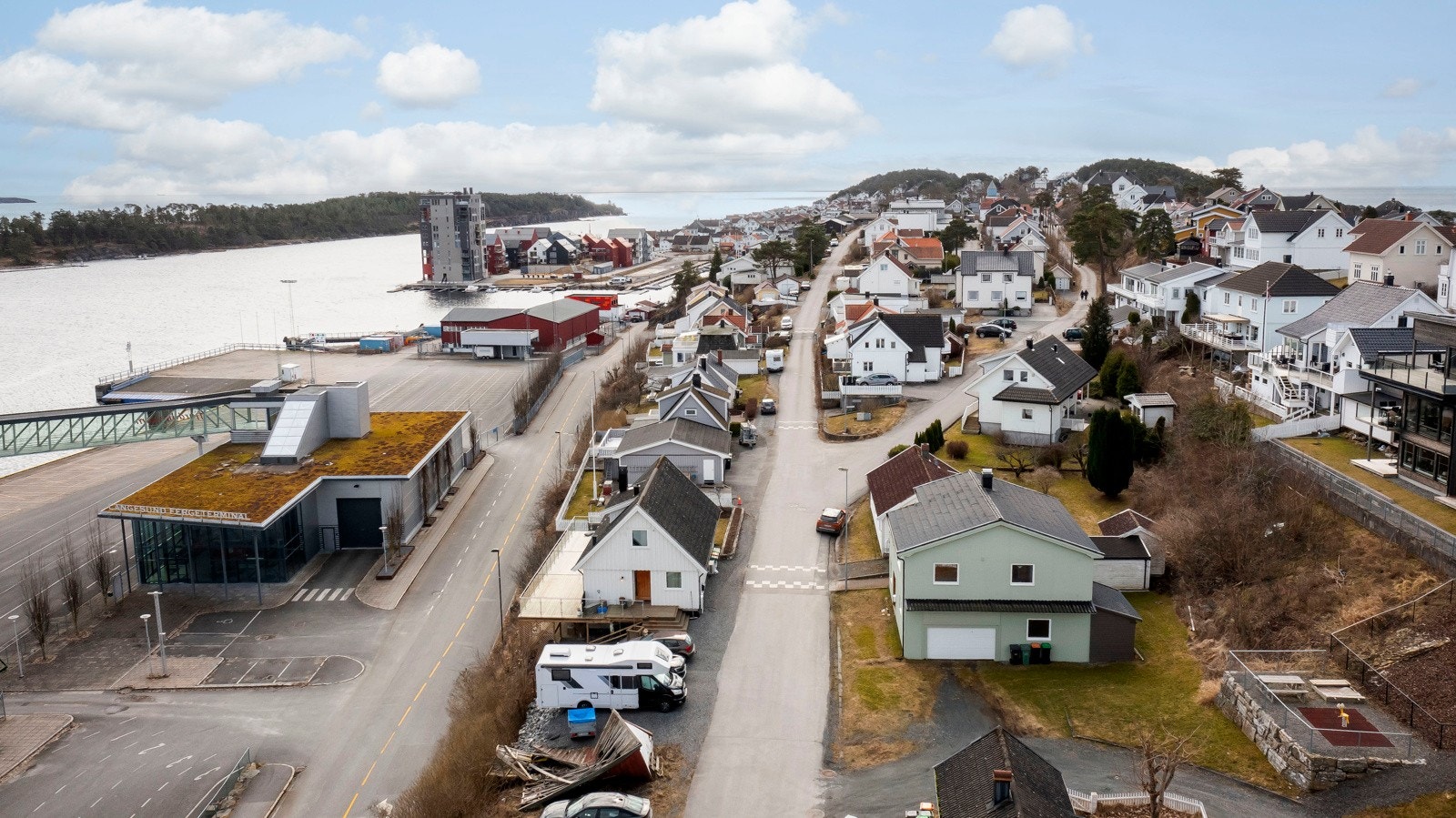 Dette koselige murhuset ligger solrikt med flott utsikt mot Langesundsundet, samtidig som det har en sentral beliggenhet i et barnevennlig nabolag med en fin blanding av barnefamilier og voksne. Galleribilde