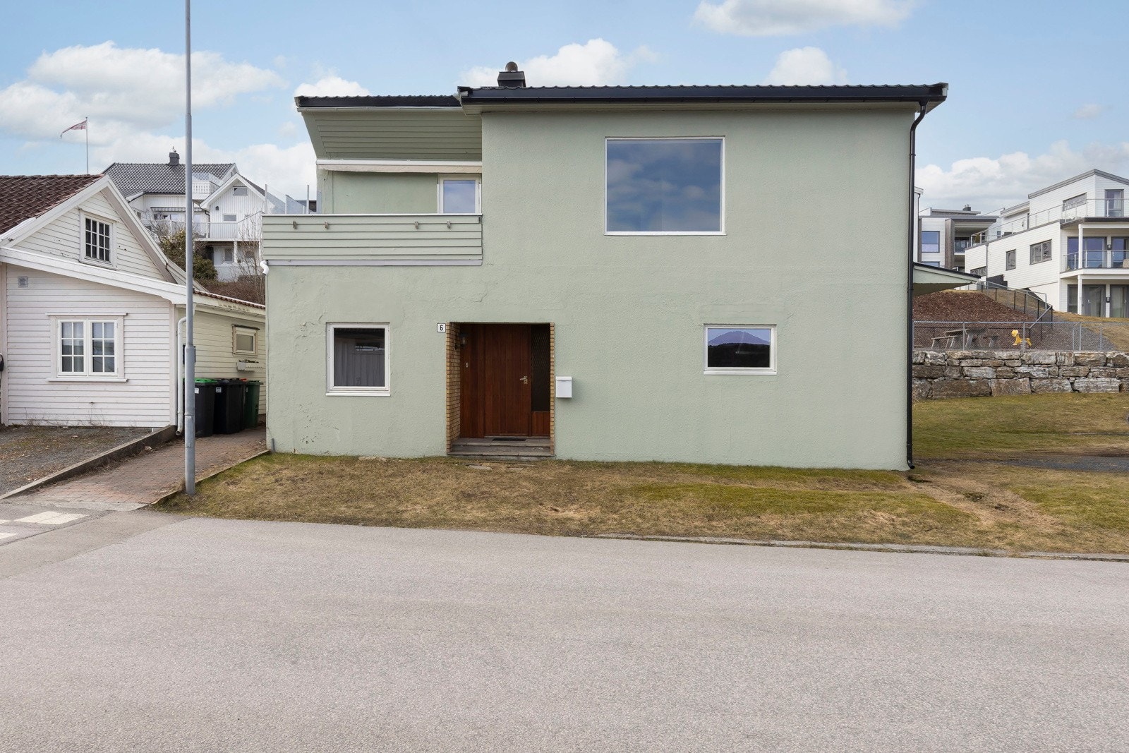 Boligen har en gjennomtenkt og funksjonell planløsning, og i underetasjen finner du entré, integrert garasje, tre soverom, bad, innvendig bod med utgang til platting og utvendig bod, mens hovedetasjen byr på stue, spisestue, kjøkken, toalettrom og gang. Galleribilde