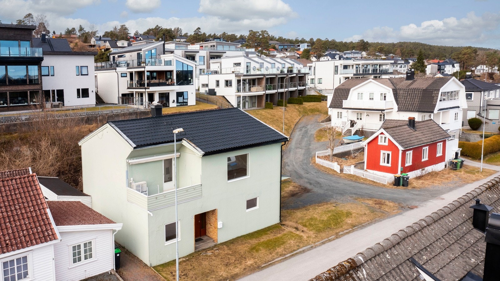 Dette koselige murhuset ligger solrikt med flott utsikt mot Langesundsundet, samtidig som det har en sentral beliggenhet i et barnevennlig nabolag med en fin blanding av barnefamilier og voksne. Galleribilde