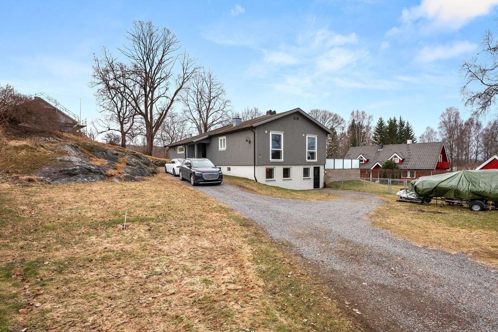 En romslig, gruset gårdsplass gir gode parkeringsmuligheter på egen tomt. Galleribilde
