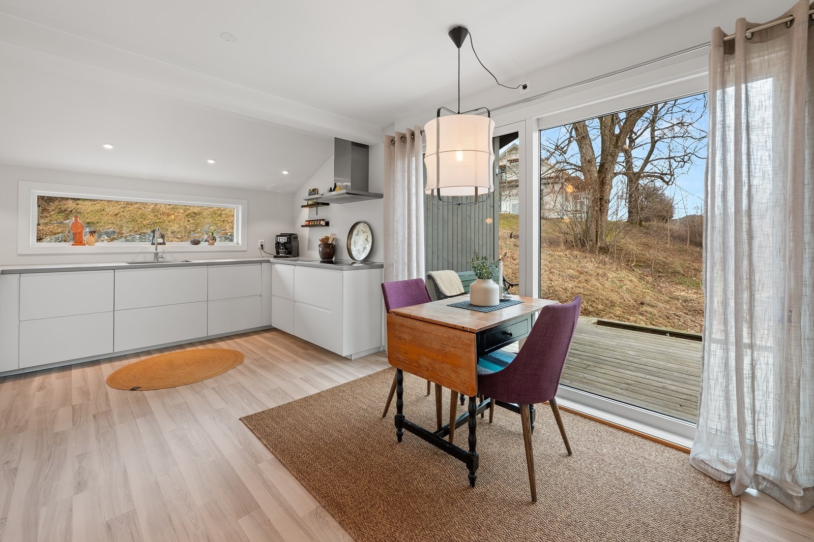 Kjøkkenet ble fornyet i 2015 og har en praktisk utforming med god benkeplass og utgang til terrasse. Galleribilde