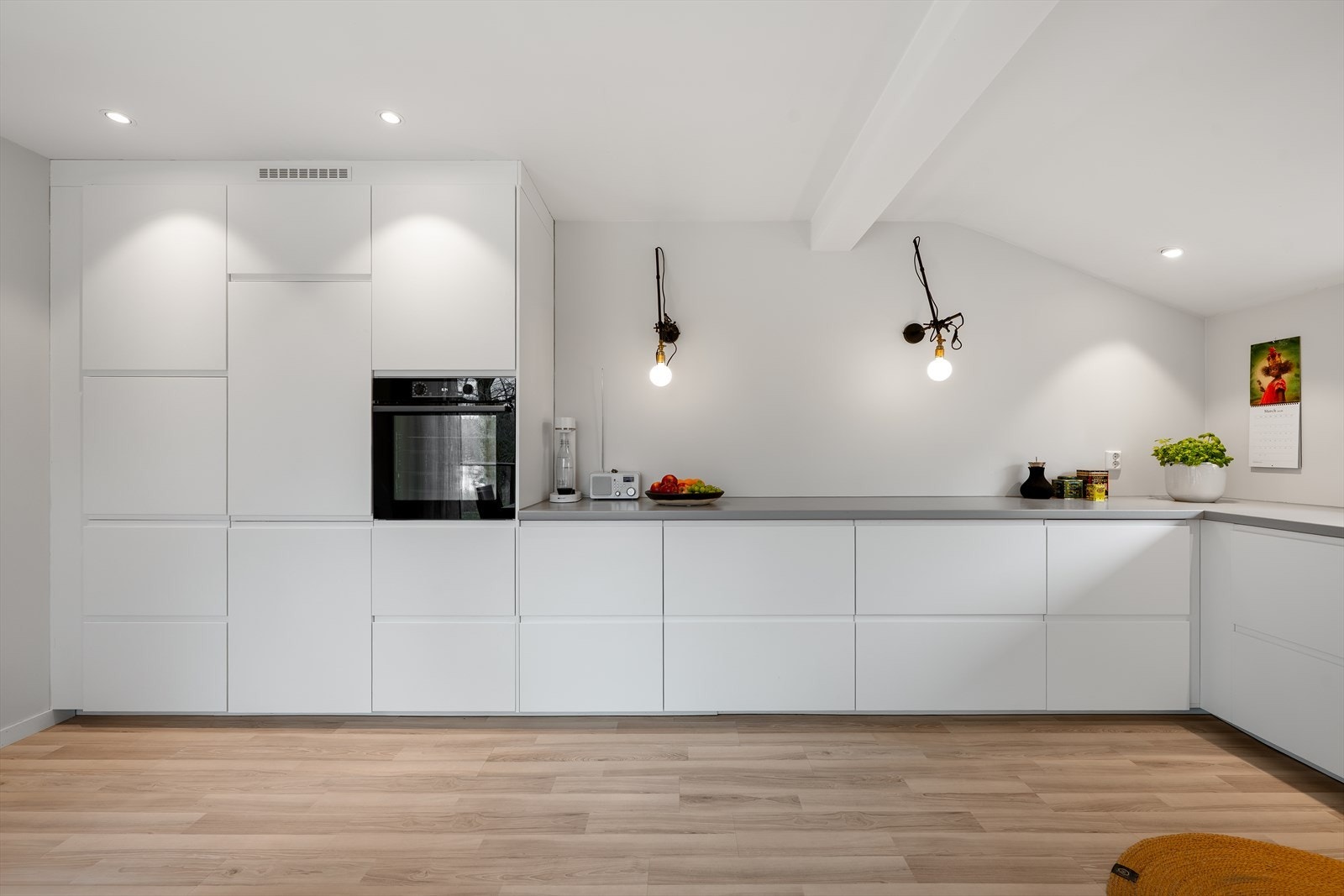 Rikelig med skap- og skuffeplass gir gode oppbevaringsmuligheter. Benkeplaten er i slitesterk laminat. Galleribilde