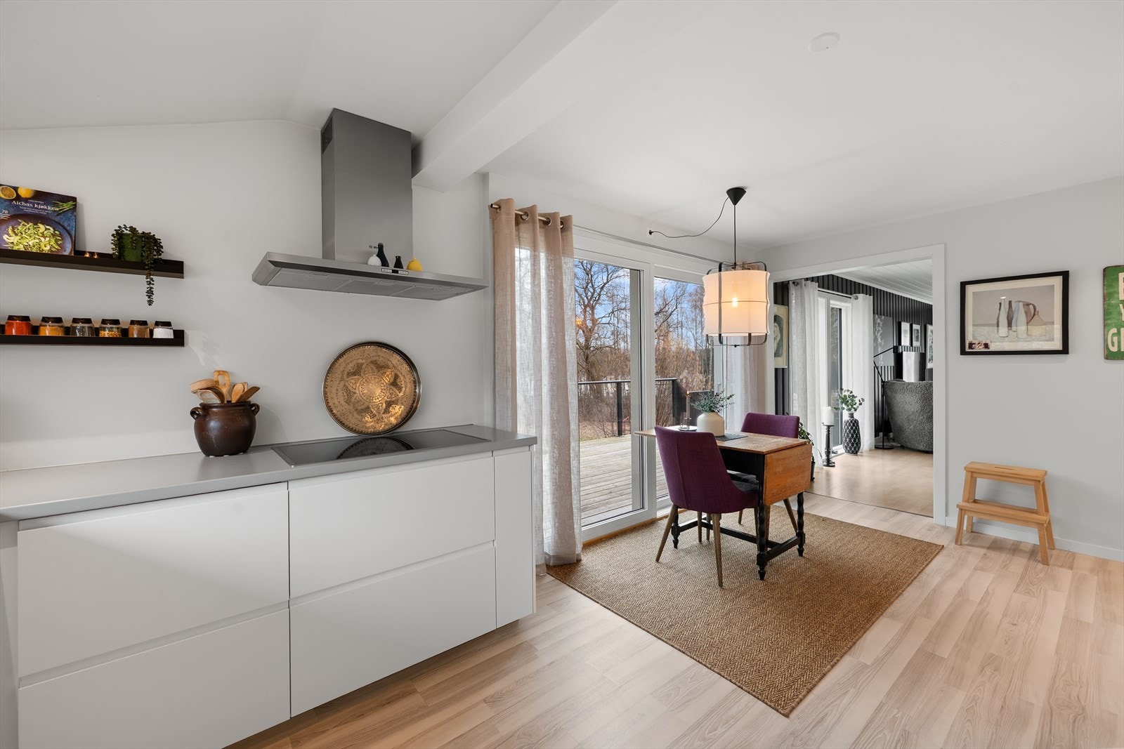 Kjøkkenventilatoren har avtrekk ut, og rommet har en naturlig overgang til spisestuen. Galleribilde