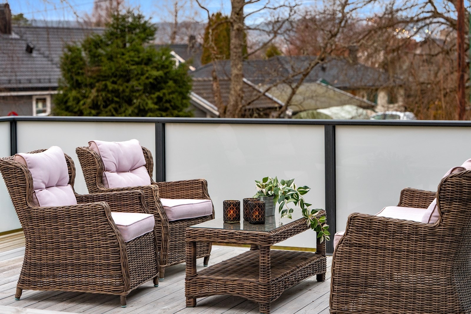 Rekkverket på terrassen er utført i en kombinasjon av tre, aluminium og glass. Galleribilde