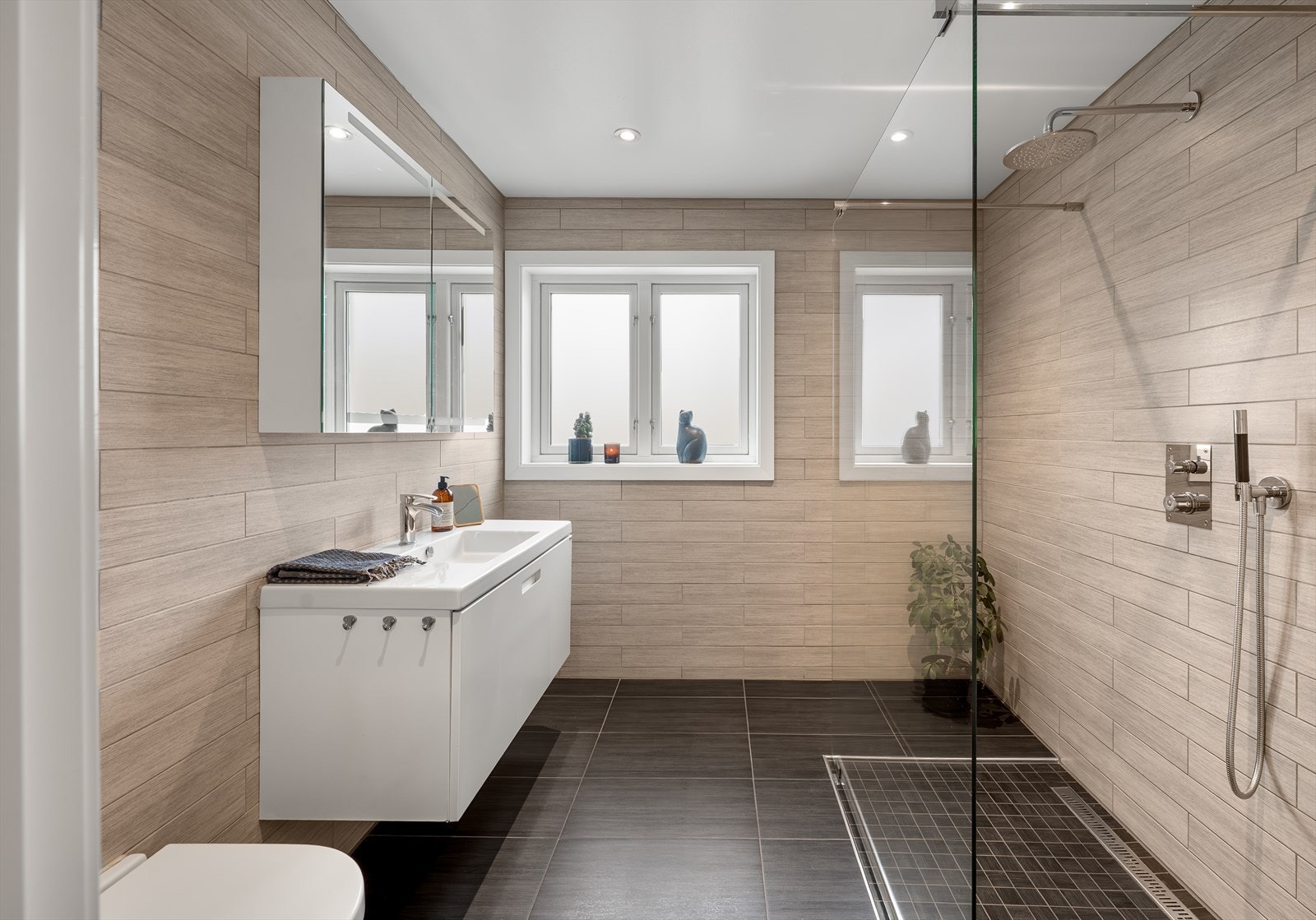 Badet i første etasje ble oppgradert i 2014. Her er det flislagt gulv med varmekabler og vegghengt toalett. Galleribilde