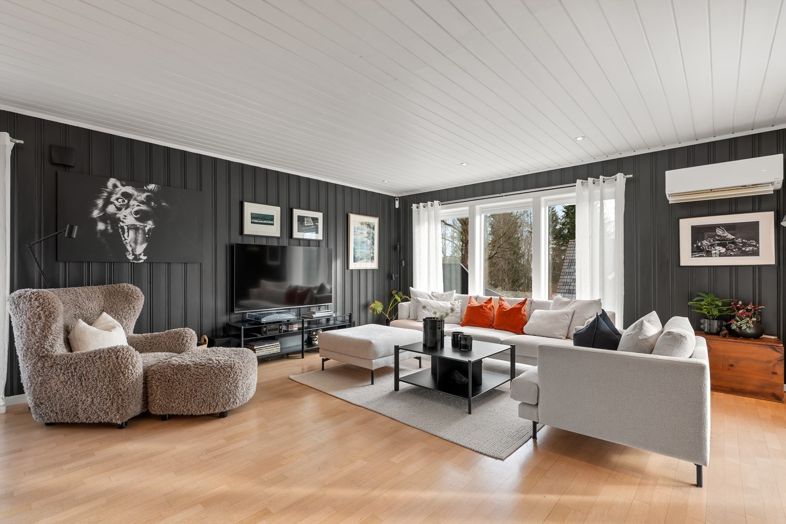 Store vindusflater gir godt med naturlig lys, og alle vinduer i boligen er skiftet mellom 2014 og 2018. Galleribilde