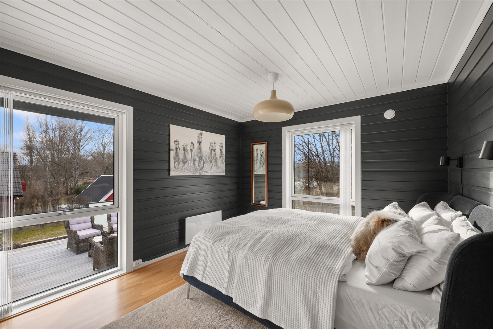 Hovedsoverommet er godt plassert med vinduer i to himmelretninger. Mørke veggflater skaper en interessant kontrast mot det naturlige lyset. Galleribilde