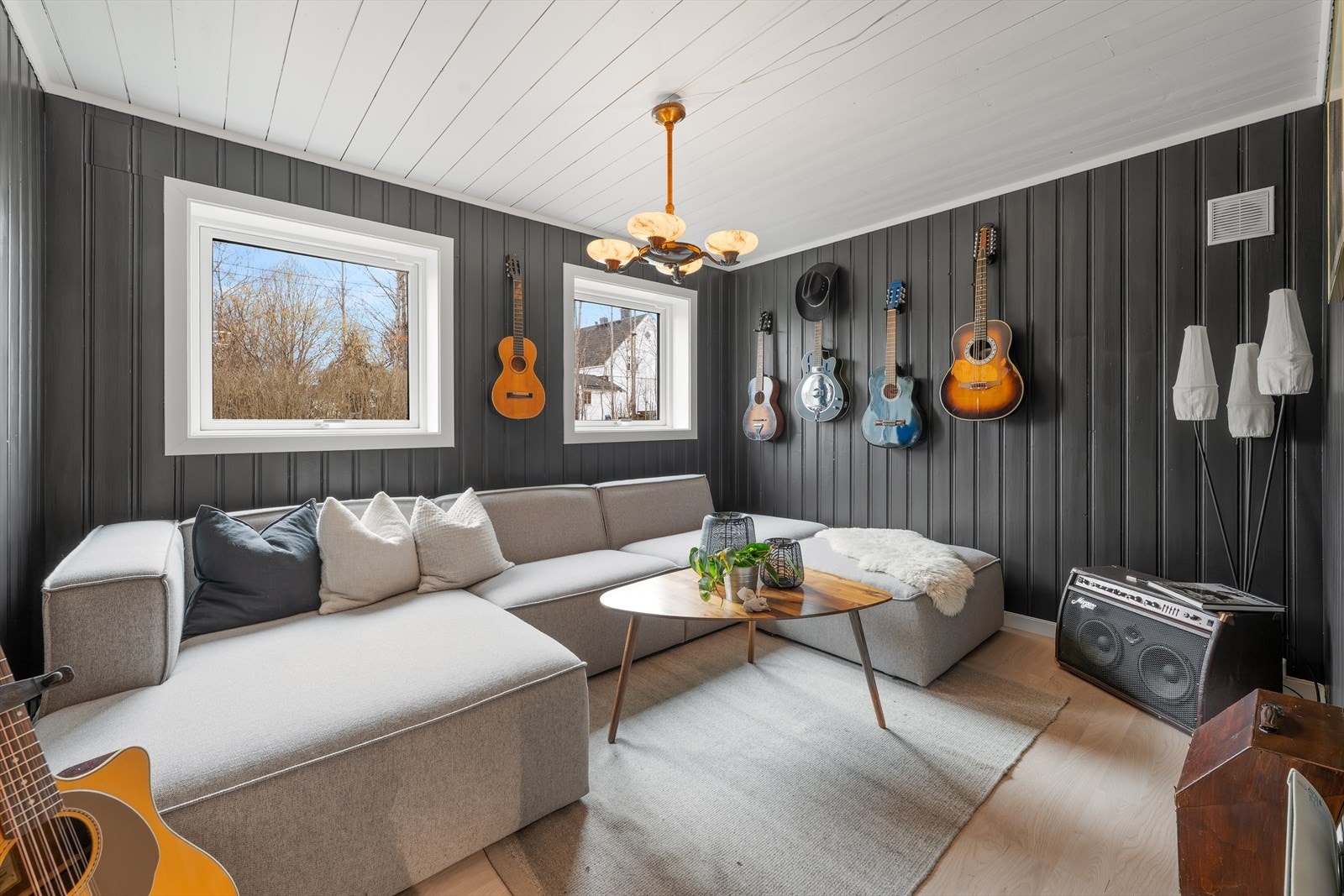 Et ekstra soverom/oppholdsrom i underetasjen gir fleksibilitet, perfekt som TV-stue eller lekerom for barna. Galleribilde