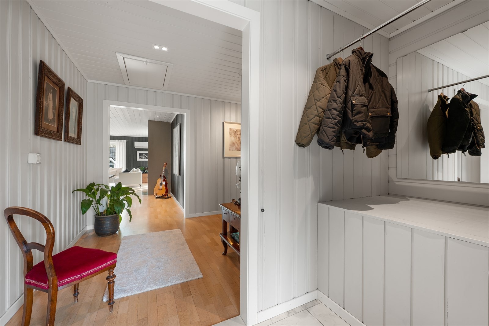 Entréen gir et godt førsteinntrykk og har en praktisk nisje for oppbevaring av yttertøy. Galleribilde