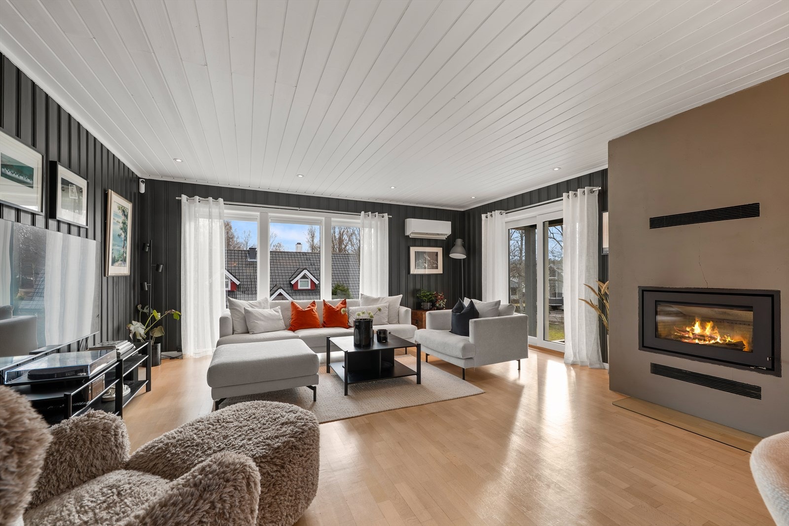 Peisinnsatsen fra cirka 2014 og en luft-til-luft varmepumpe sørger for effektiv og behagelig oppvarming. Galleribilde