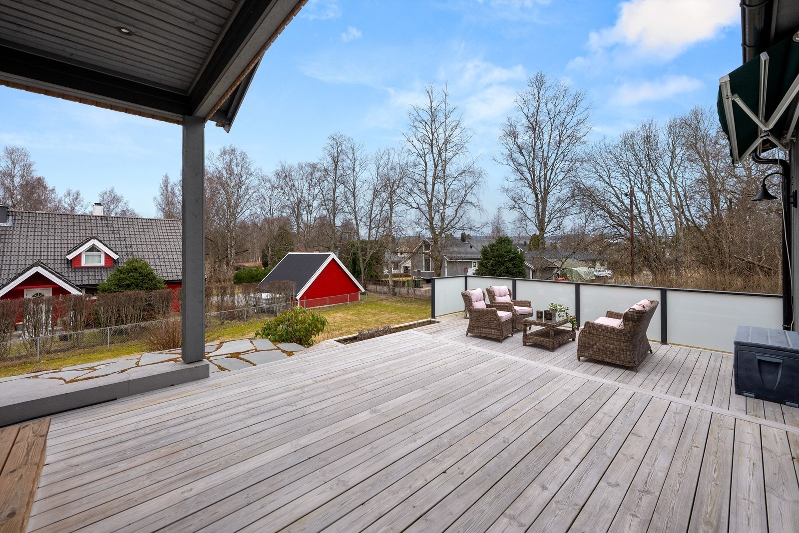 Den store terrassen på totalt 85 m² gir rikelig med plass for flere sittegrupper og sosiale soner. Galleribilde