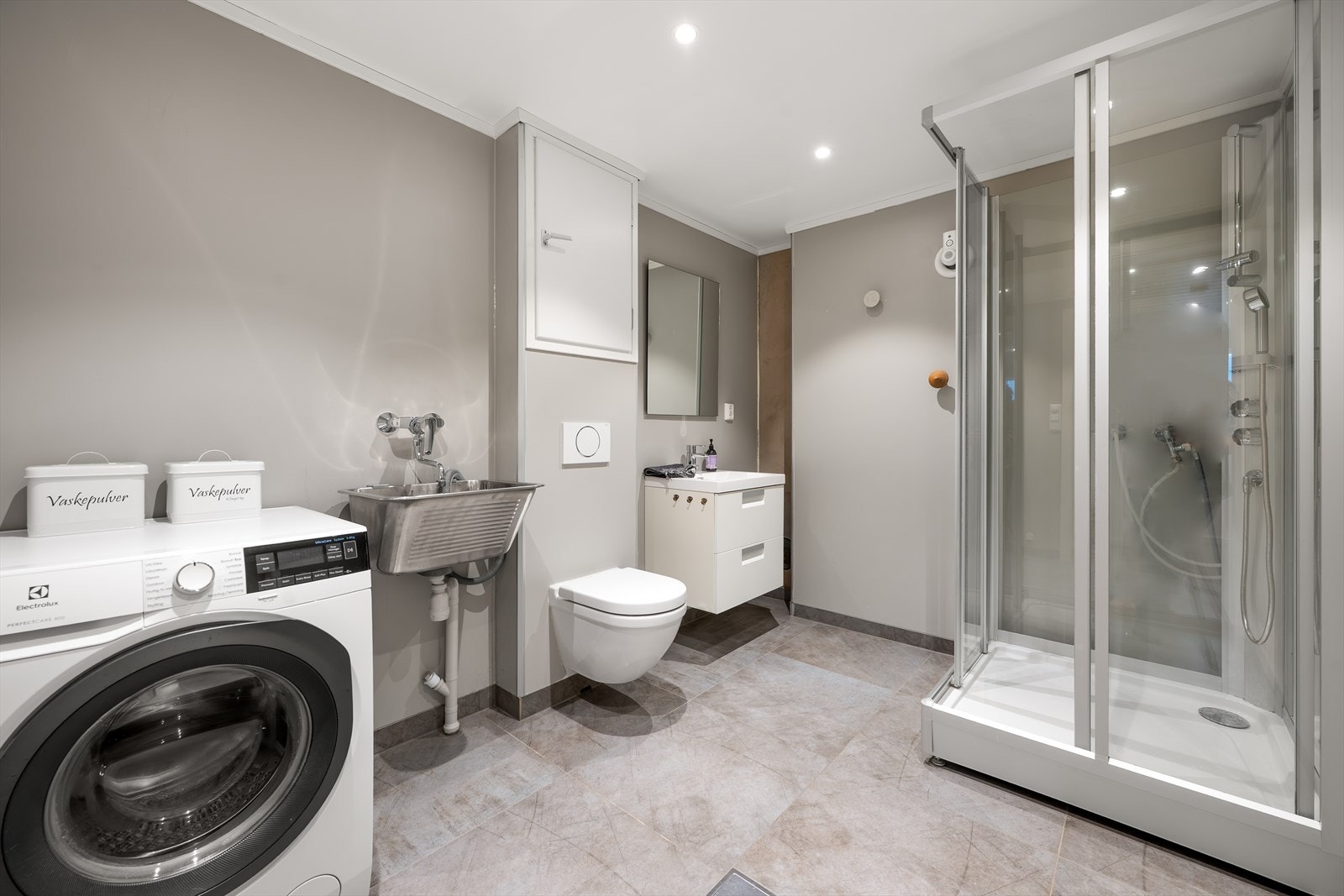 Badet i kjelleren ble oppgradert i 2017 og har flislagt gulv med varmekabler, dusjkabinett og opplegg for vaskemaskin. Galleribilde