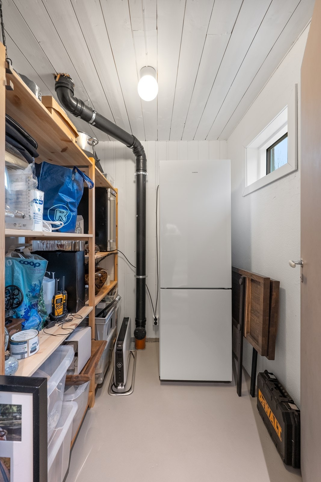 Boligen har praktiske boder i kjelleren som gir rikelig med lagringsplass. Galleribilde