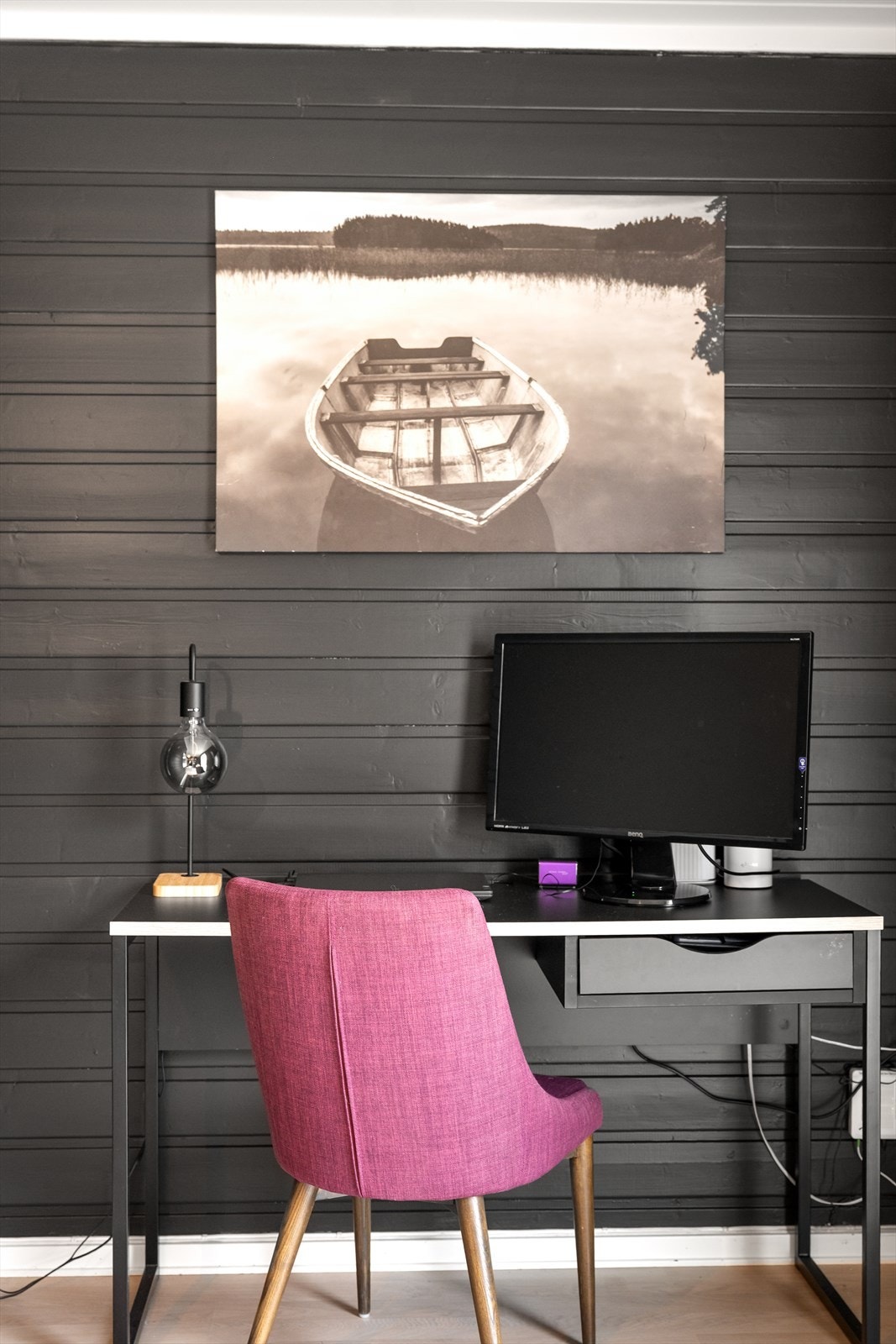 En praktisk krok gir mulighet for en egen arbeidsplass eller hjemmekontor. Galleribilde