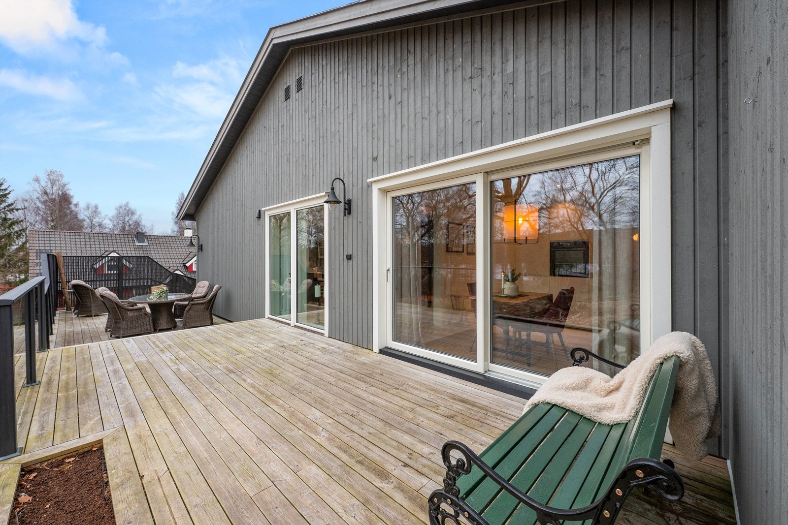 Moderne heve-/skyvedører visker ut skillet mellom inne og ute. Galleribilde