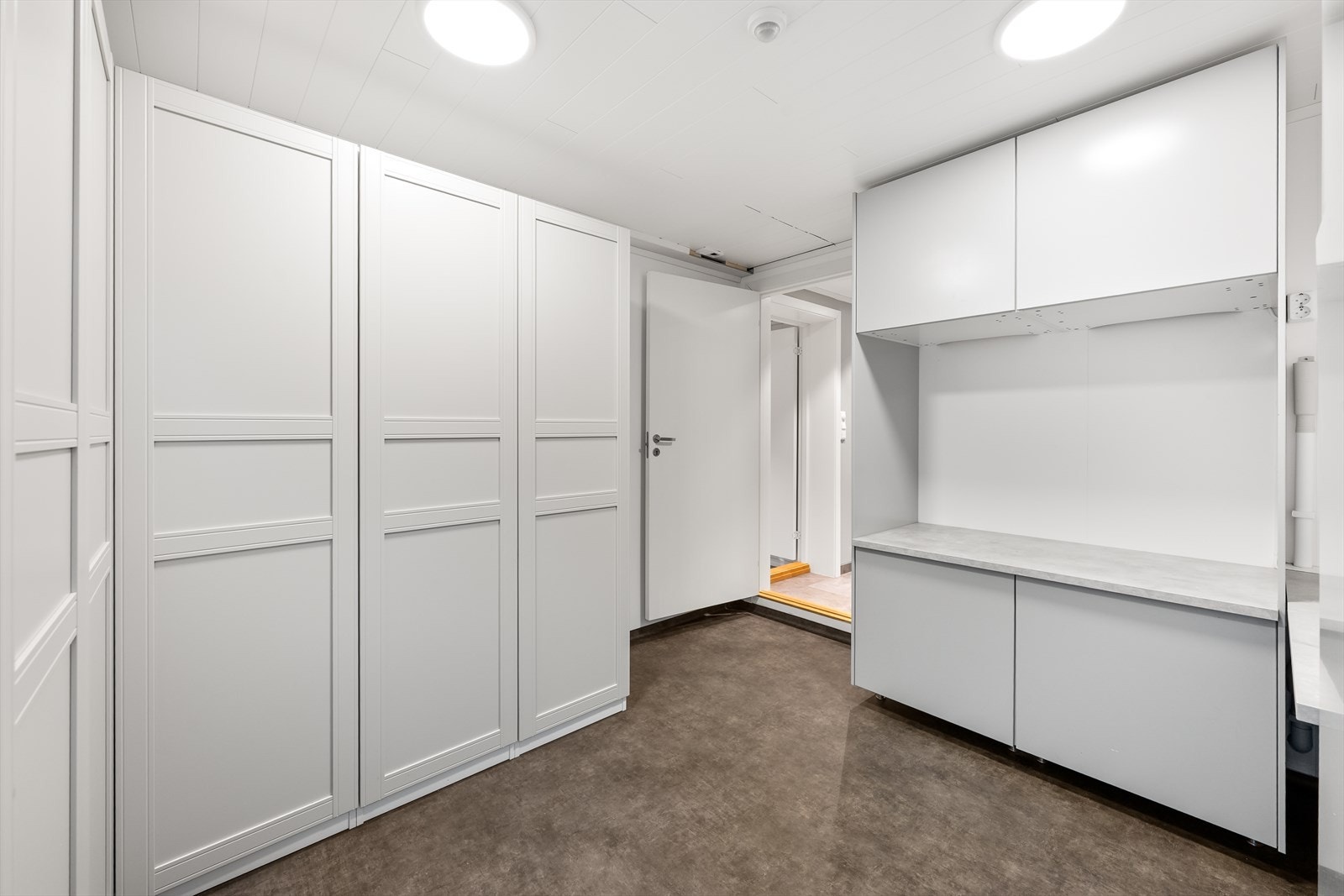 Vaskerommet ble oppgradert i 2015 og har vinylbelegg med varmekabler og gode oppbevaringsløsninger. Galleribilde