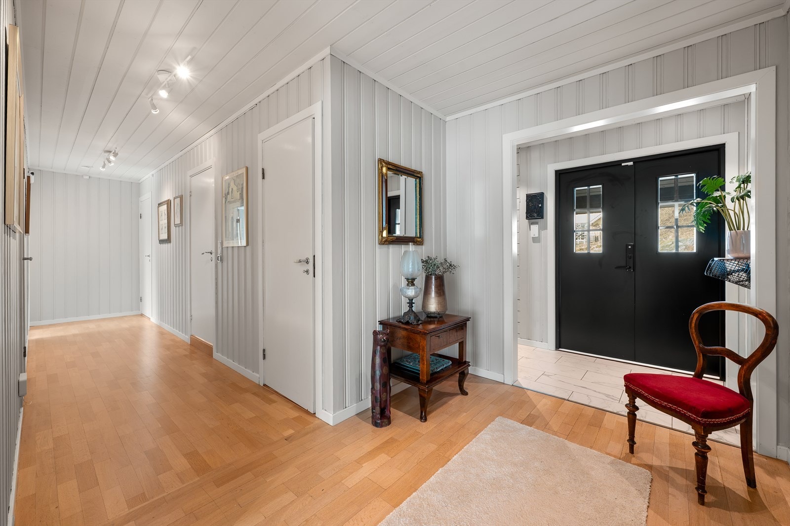 Fra gangen er det tilgang til boligens tre soverom og bad i hovedetasjen. Ytterdøren ble skiftet i perioden 2015-2019. Galleribilde