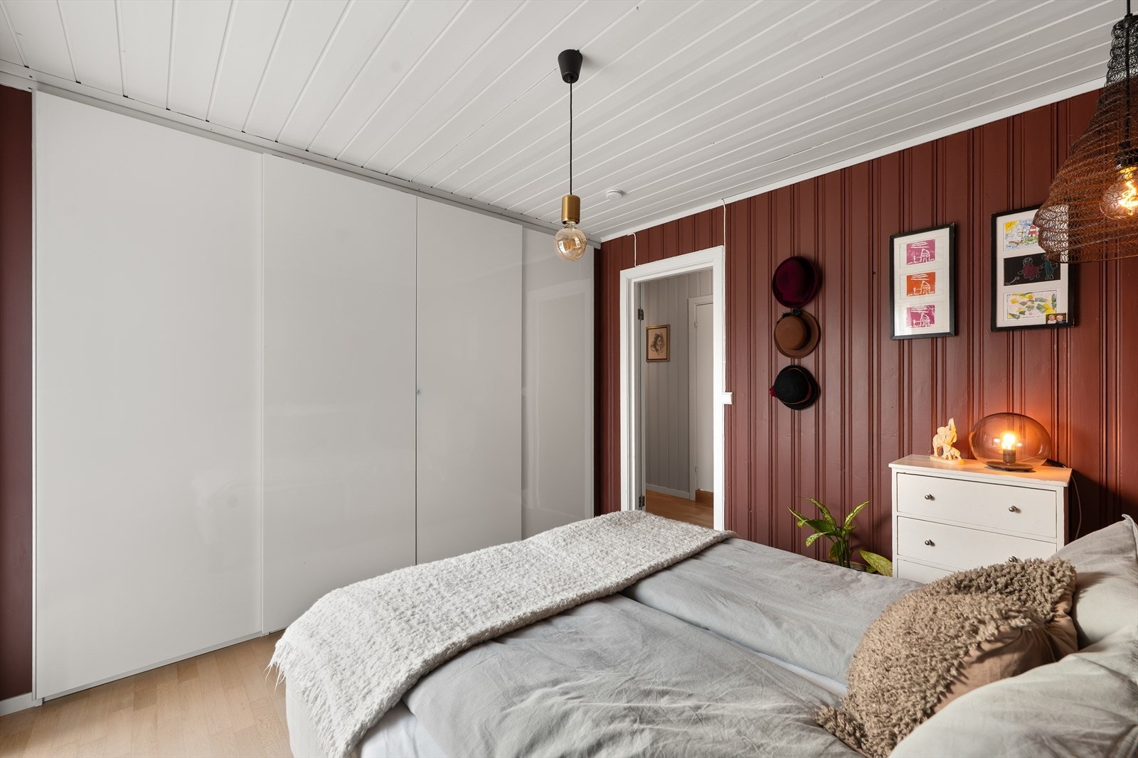 En stor skyvedørsgarderobe gir rikelig med oppbevaringsplass på soverommet. Galleribilde