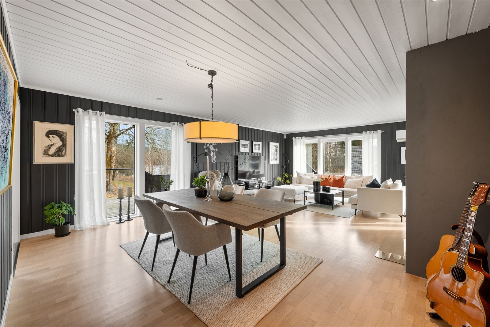 Stuen er romslig og har en åpen løsning med god plass til både sofagruppe og spisebord. Galleribilde