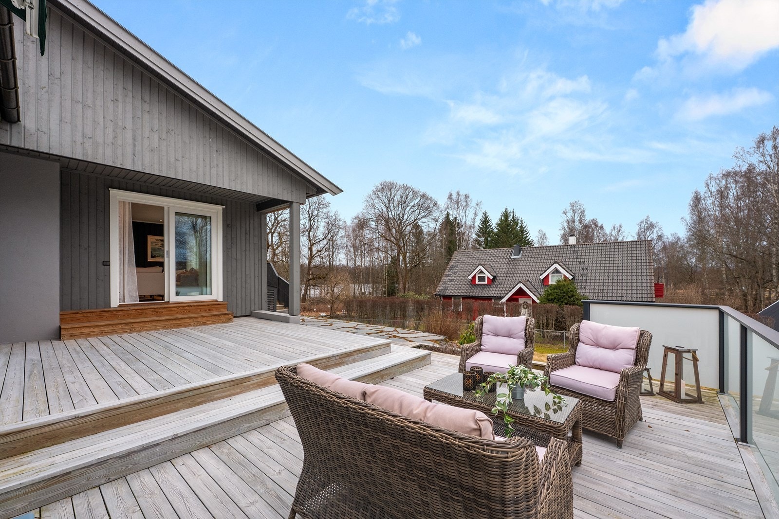 Her kan du enkelt dekke på til langbord og nyte måltider utendørs, med direkte tilgang fra stuen. Galleribilde