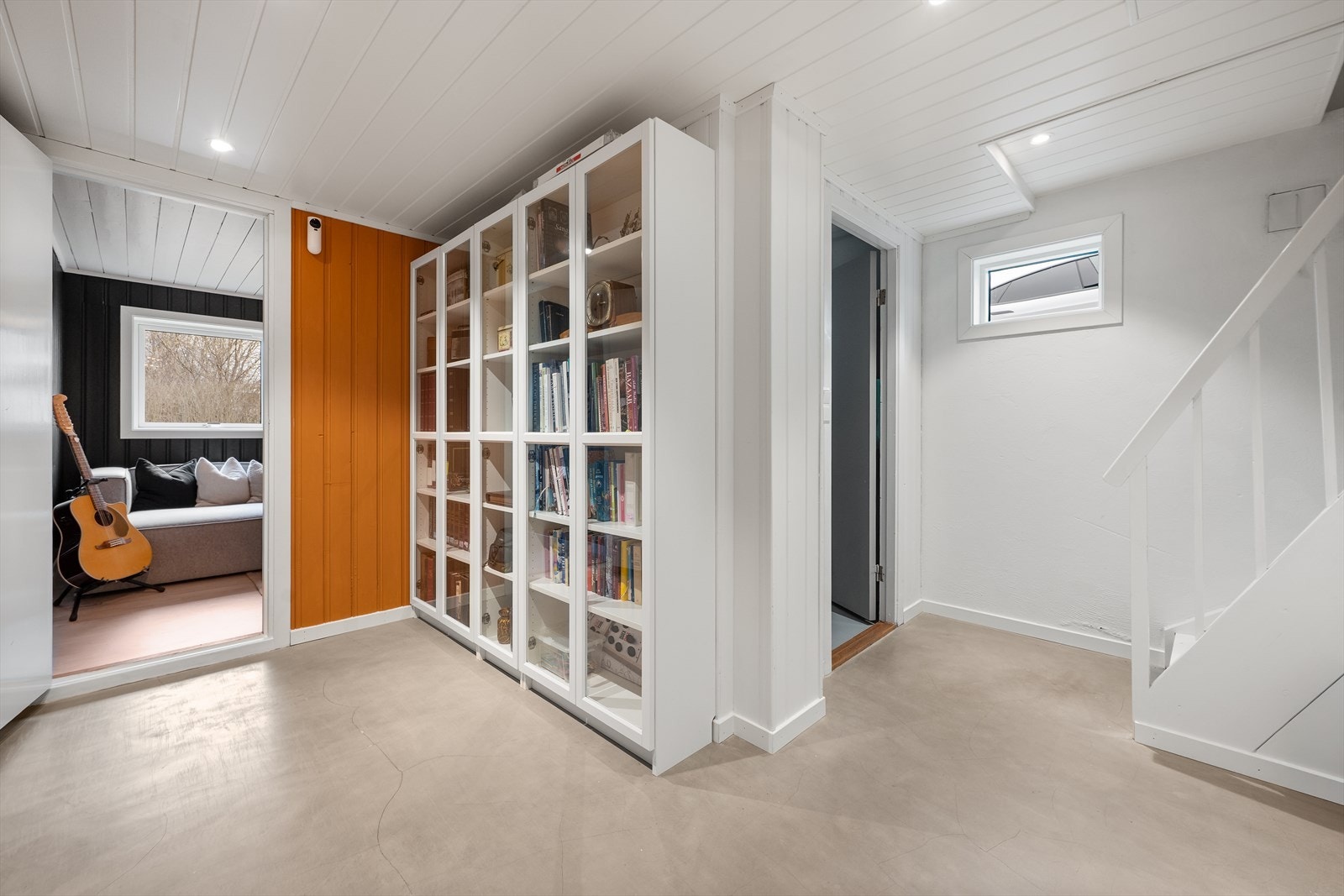 Gangen i underetasjen binder sammen etasjens rom og trappen opp til hovedplanet. Galleribilde