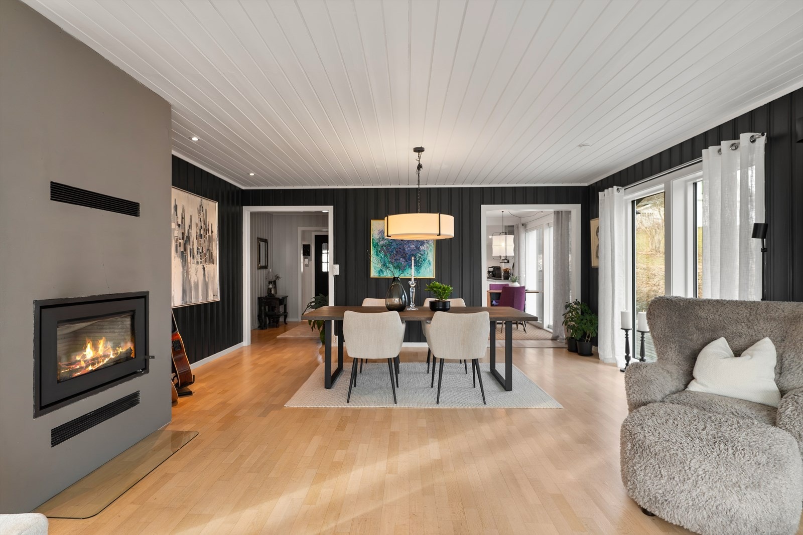 Den gjennomgående planløsningen skaper en fin flyt mellom stue, spisestue og kjøkken. Galleribilde