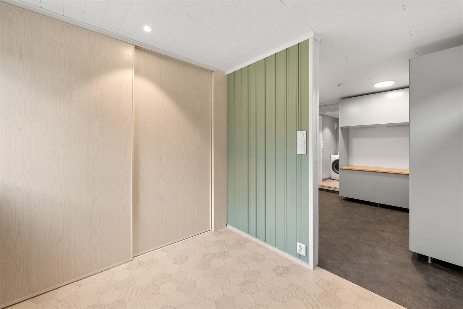 Et allsidig rom med mye lagrinsplass i underetasjen. Her er det skyvedørsgarderobe og nærhet til vaskerommet. Galleribilde