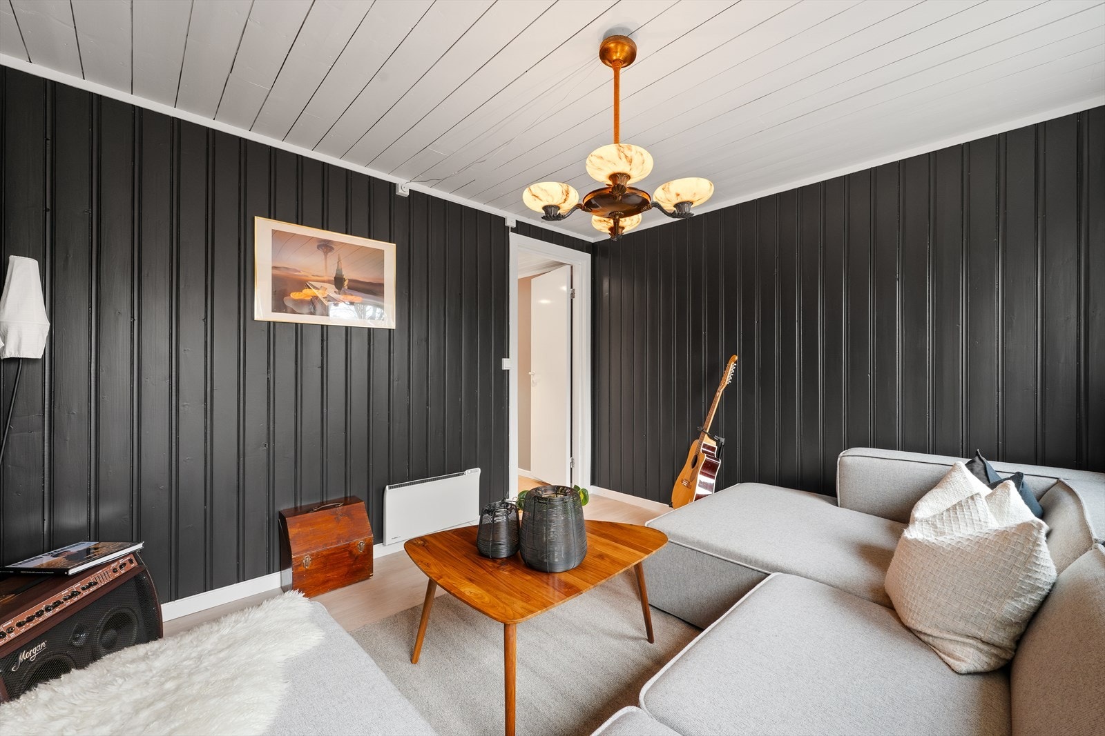 Her er det god plass til en romslig sofa og annet møblement. Galleribilde