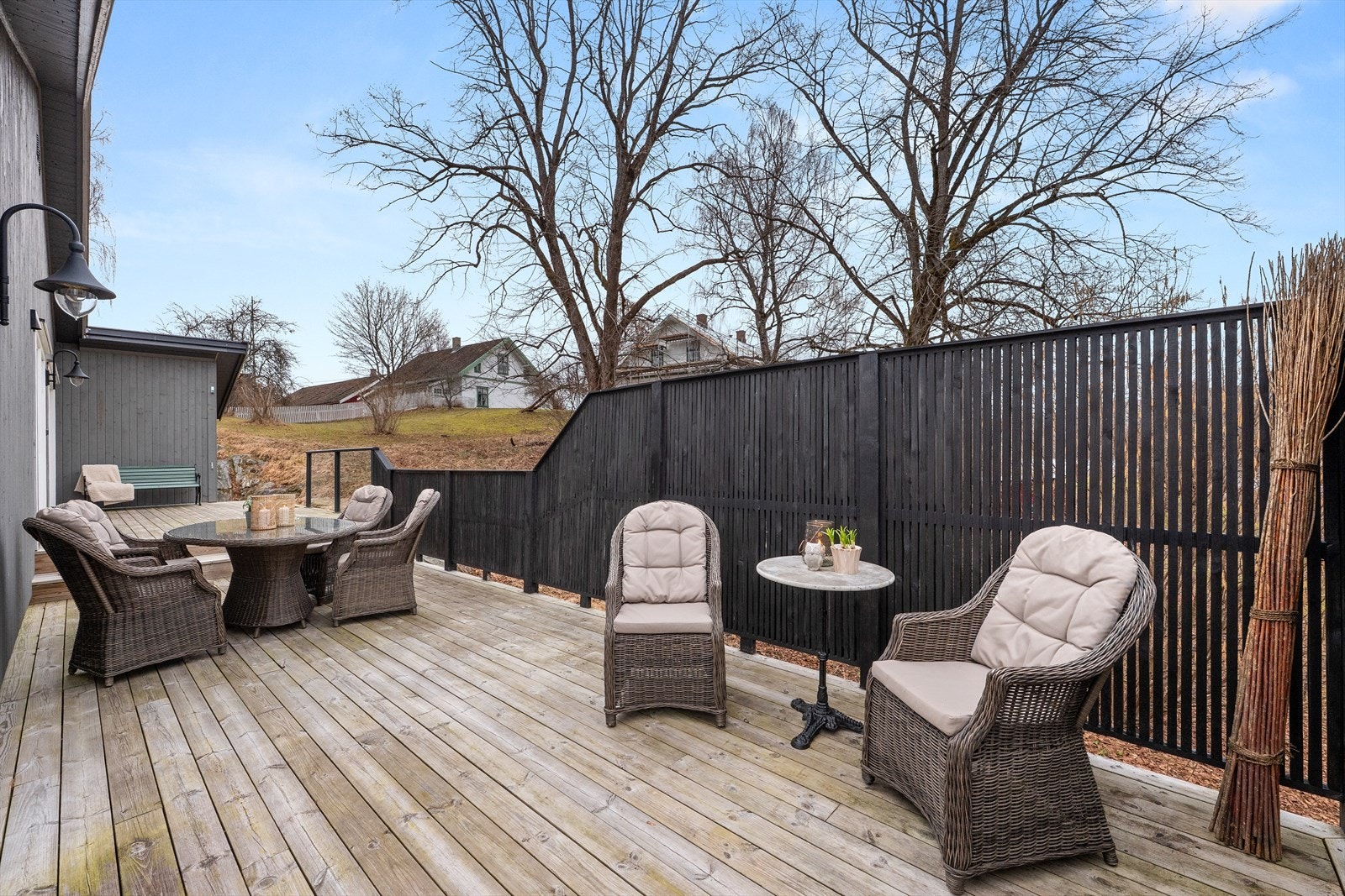 En skjermet og usjenert del av terrassen, perfekt for en rolig morgenkaffe. Galleribilde