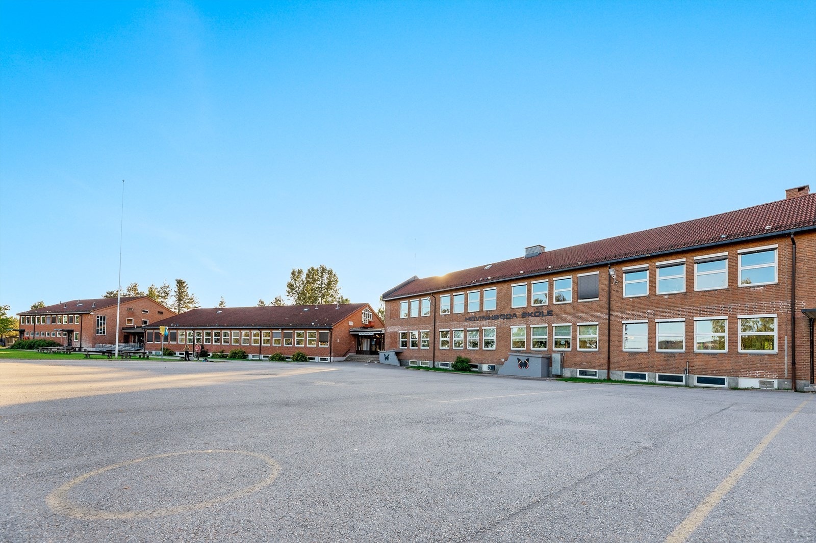 Det er nærhet til flere gode barnehager og Hovinhøgda barneskole. Galleribilde