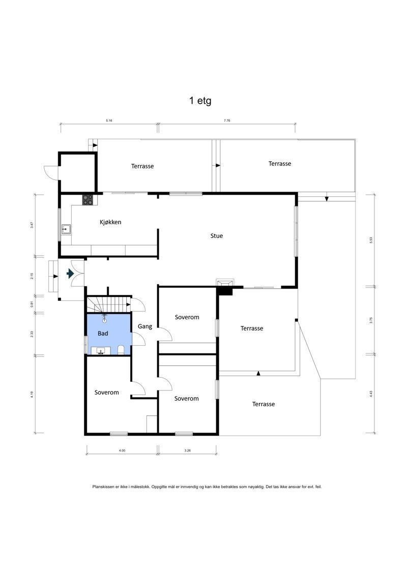 Hovedetasjen har en sosial planløsning med tre soverom, og utgang til en terrasse på 85 m² fra både stue og kjøkken. Galleribilde
