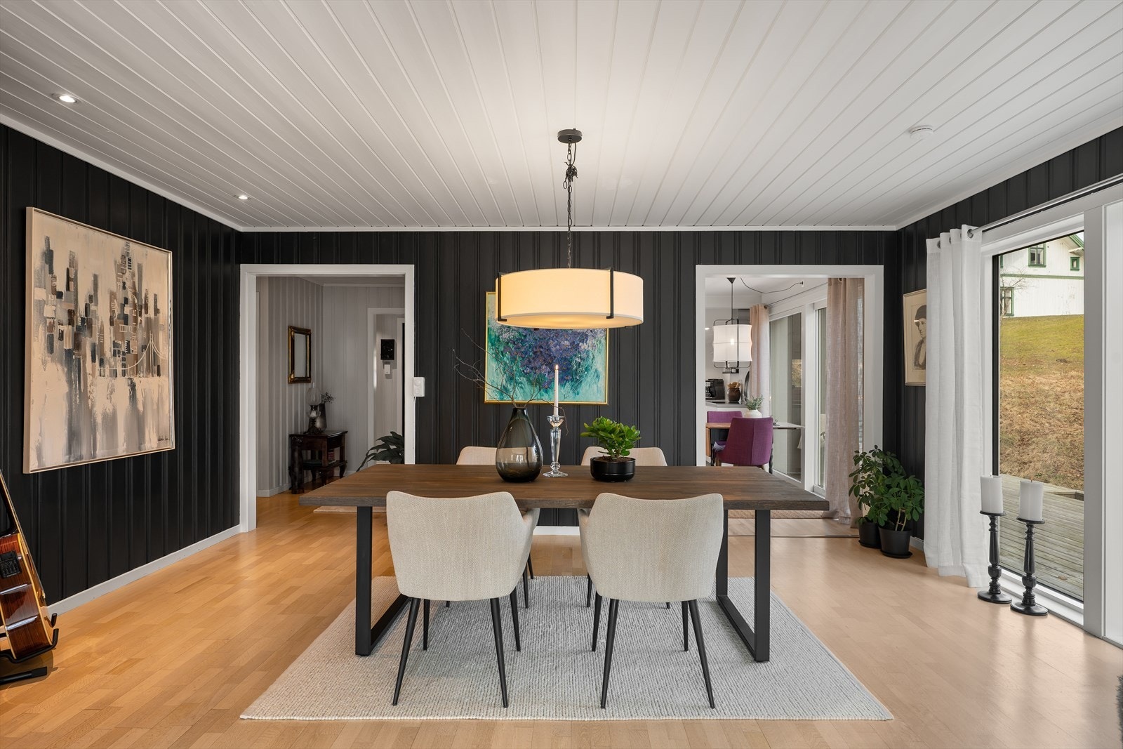 Fra spisestuen er det store vindusflater som knytter inne- og uteområdene sammen. Galleribilde