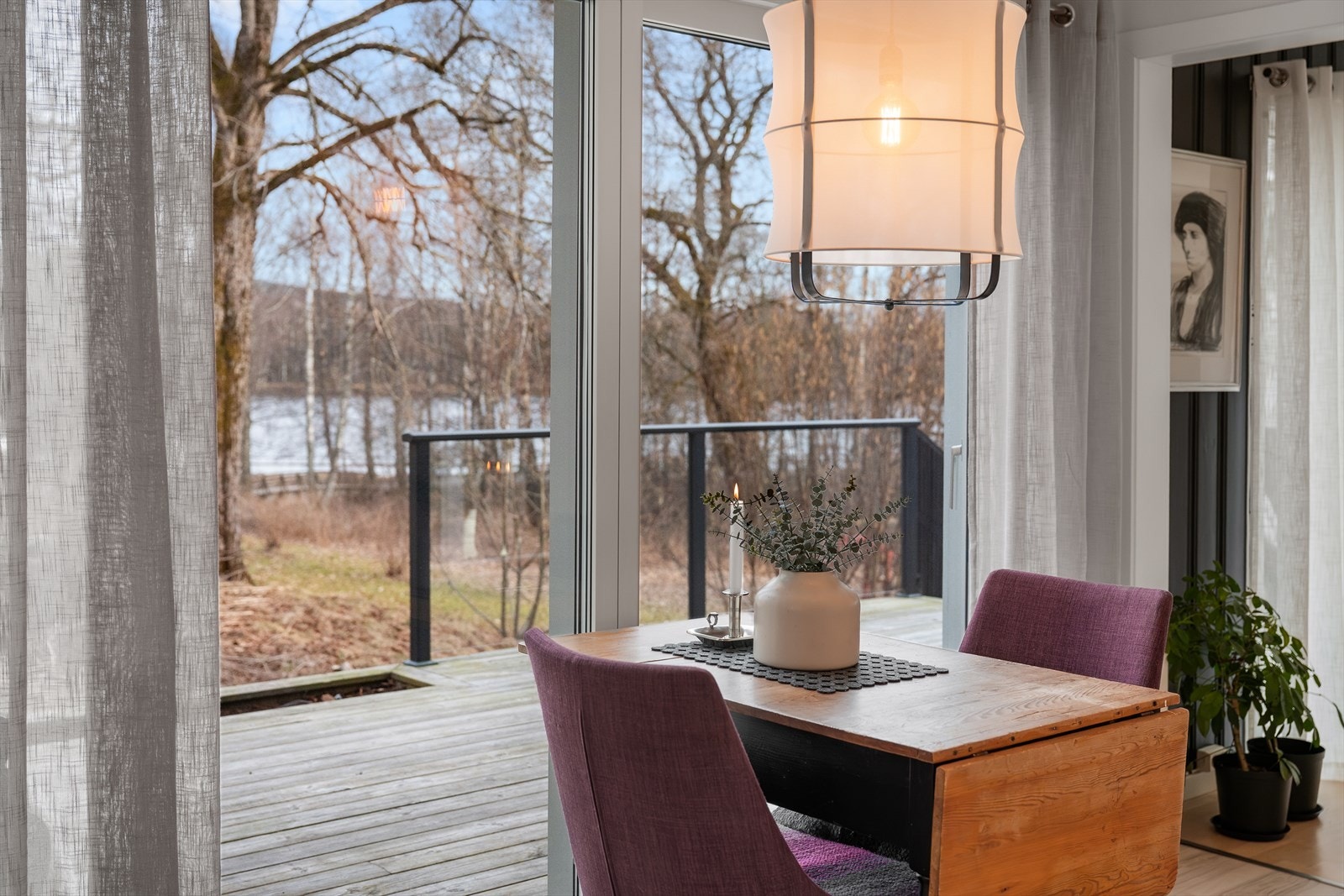 Fra spiseplassen på kjøkkenet ser du rett ut på terrassen og hagen. Galleribilde