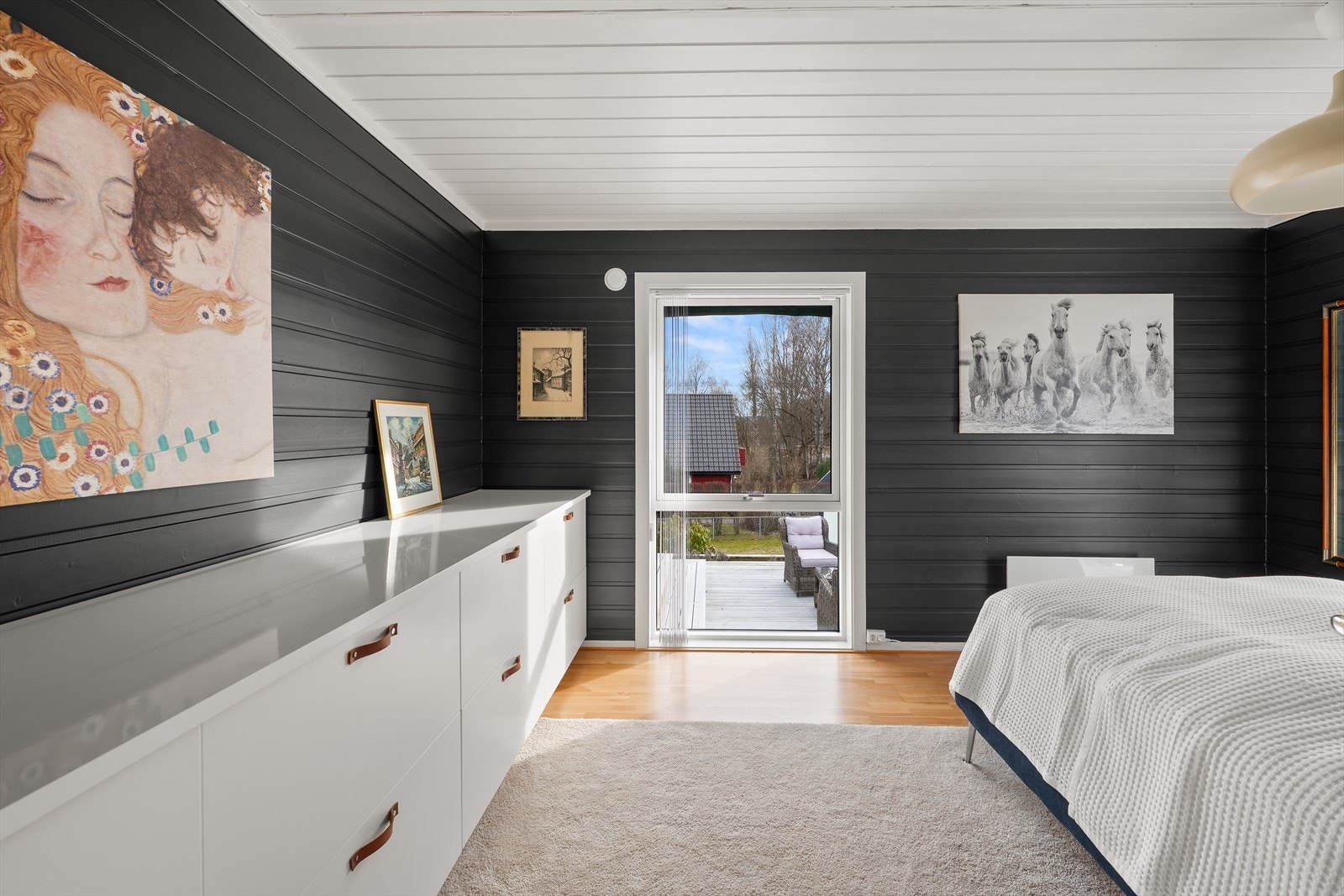 Hovedsoverommet har god plass til både dobbeltseng og oppbevaringsmøbler. Galleribilde