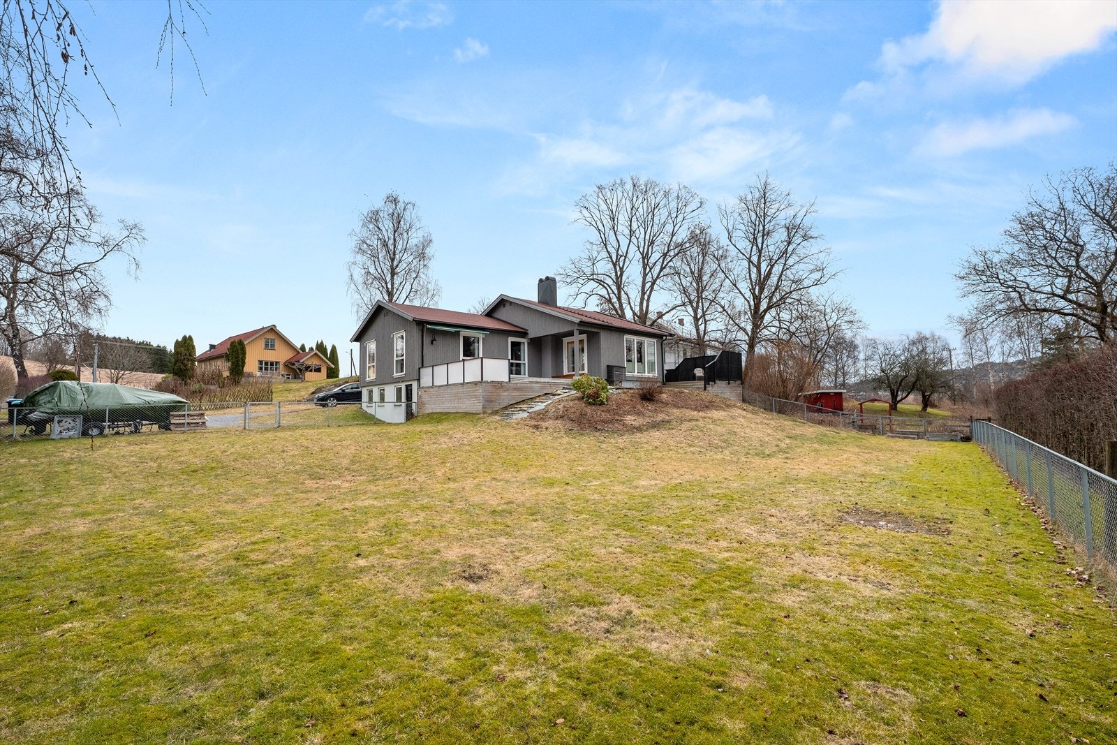 Dette er en innholdsrik enebolig over to plan med en stor, solrik hage og rikelig med plass for lek og moro. Foto av Frode Børud. Galleribilde