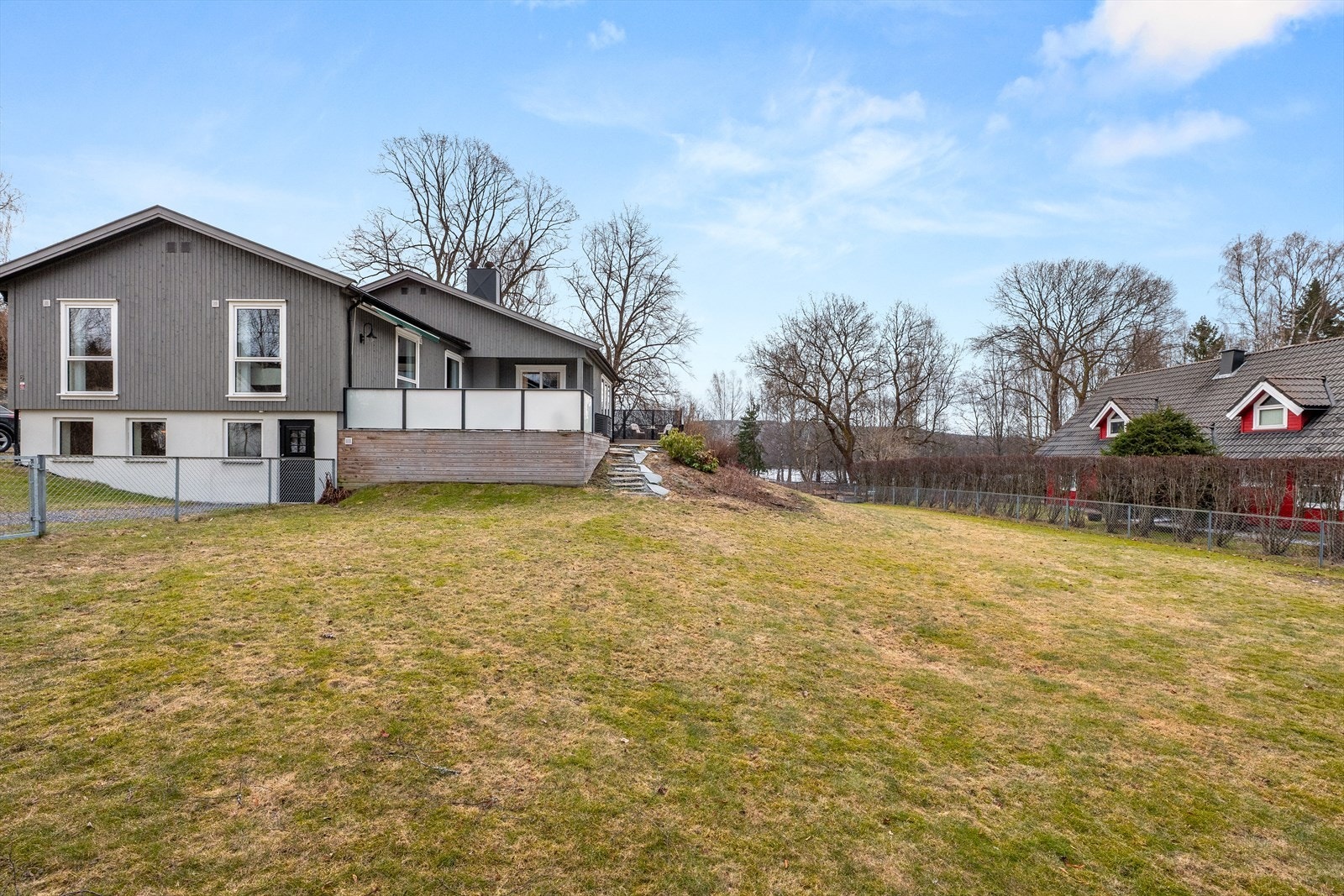 Eneboligen er godt vedlikeholdt opp igjennom årene og har en fasade med stående bordkledning som ble etterisolert og skiftet i 2018. Galleribilde