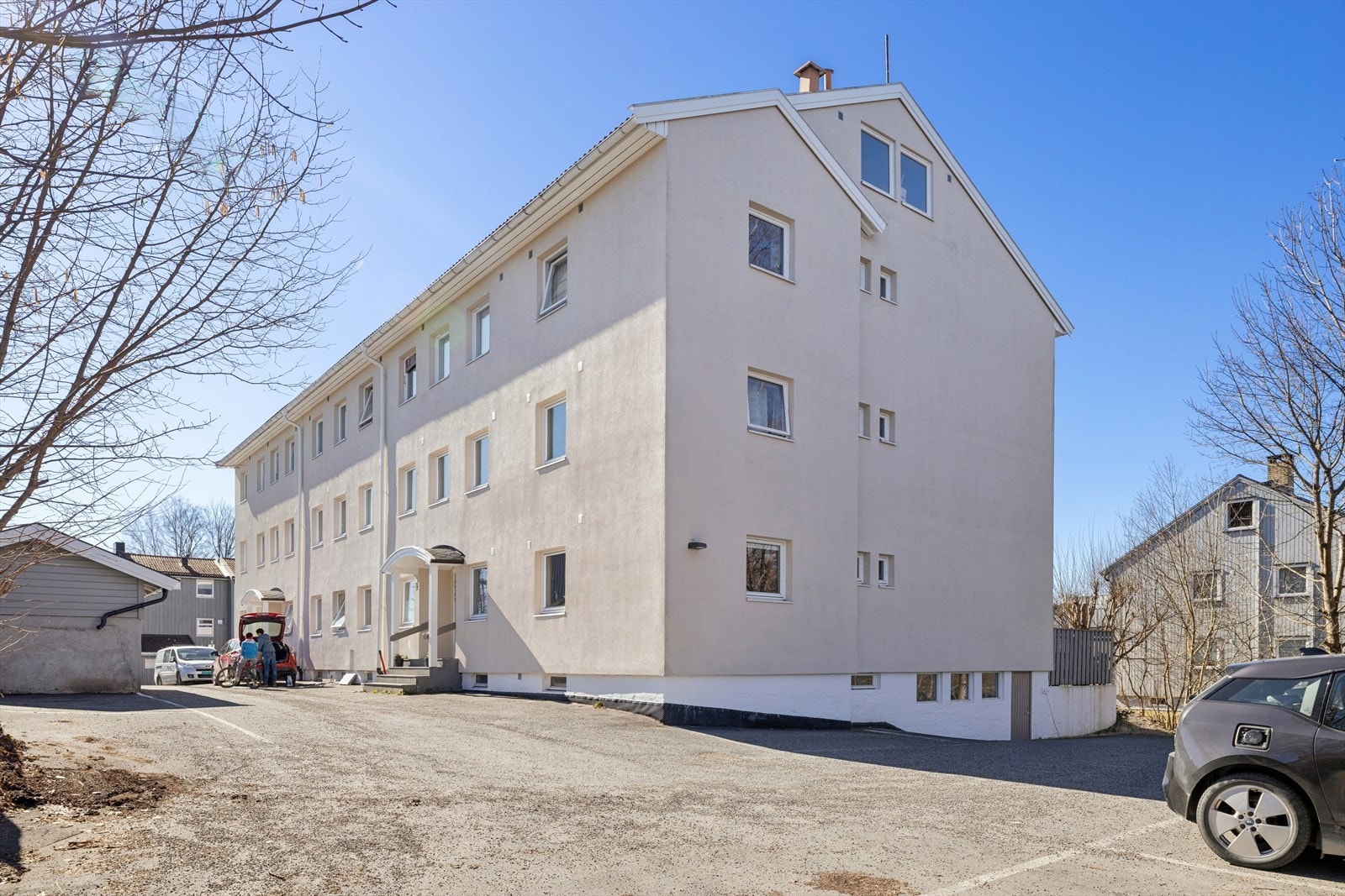 Fasade av bygningen. Tomten har en asfaltert gårdsplass. Galleribilde