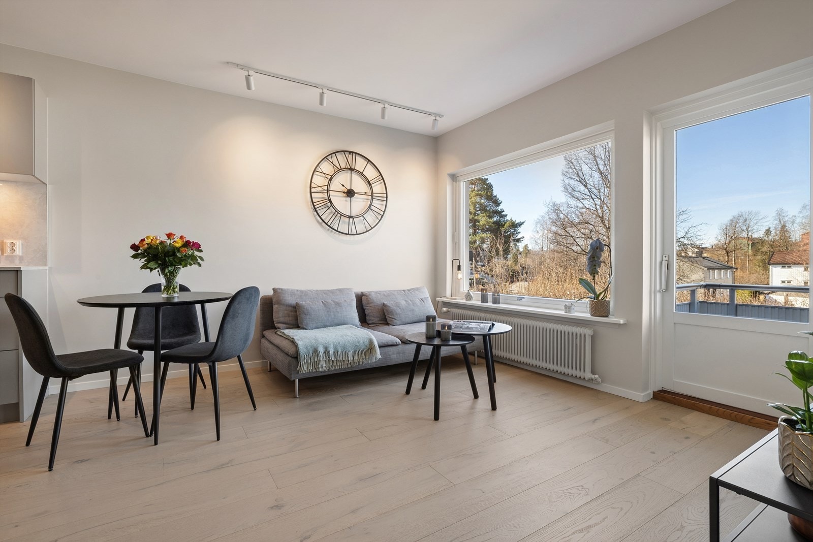 Romslig og lys stue med store vindusflater som gir rikelig med dagslys. Galleribilde