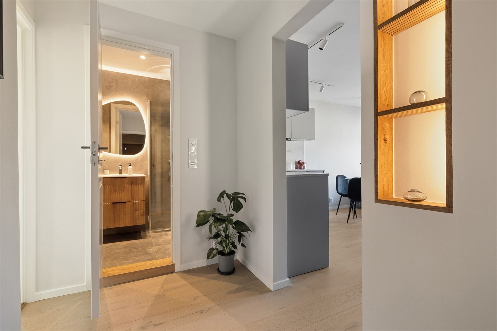 Leiligheten ønsker deg velkommen med fine detaljer, parkettgulv og god plass til å henge fra seg yttertøyet. Galleribilde