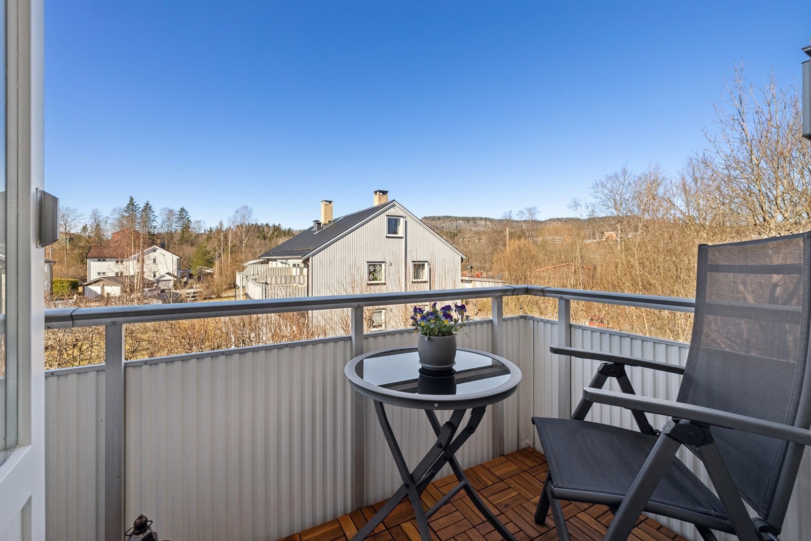 Boligen ligger i grønne omgivelser på Løkeberg, et populært og rolig område på Haslum. Galleribilde