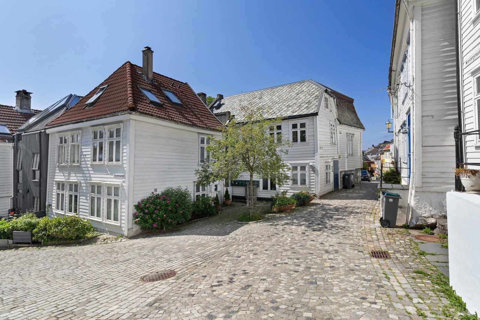 Attraktiv beliggenhet i en koselig brosteinsbelagt gate. Få minutters gange unna byens pulserende sentrumskjerne. Galleribilde