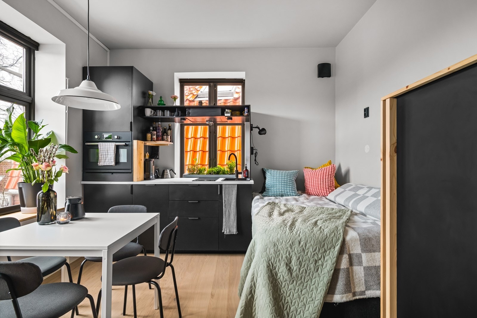 God takhøyde og stor vindusflate booster romfølelsen Galleribilde