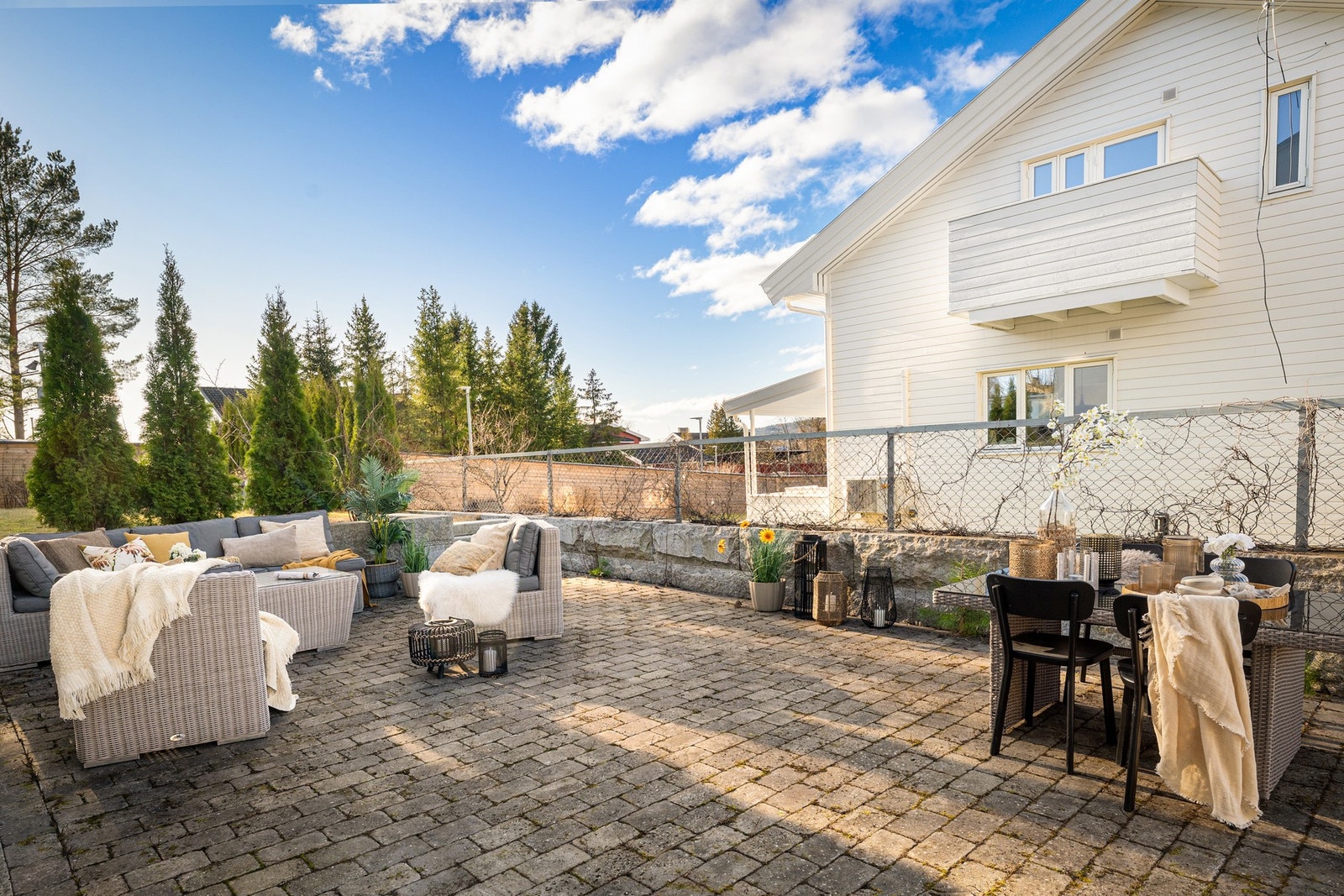 Solrik og hyggelig terrasse på ca. 30 m², opparbeidet med brostein. Galleribilde