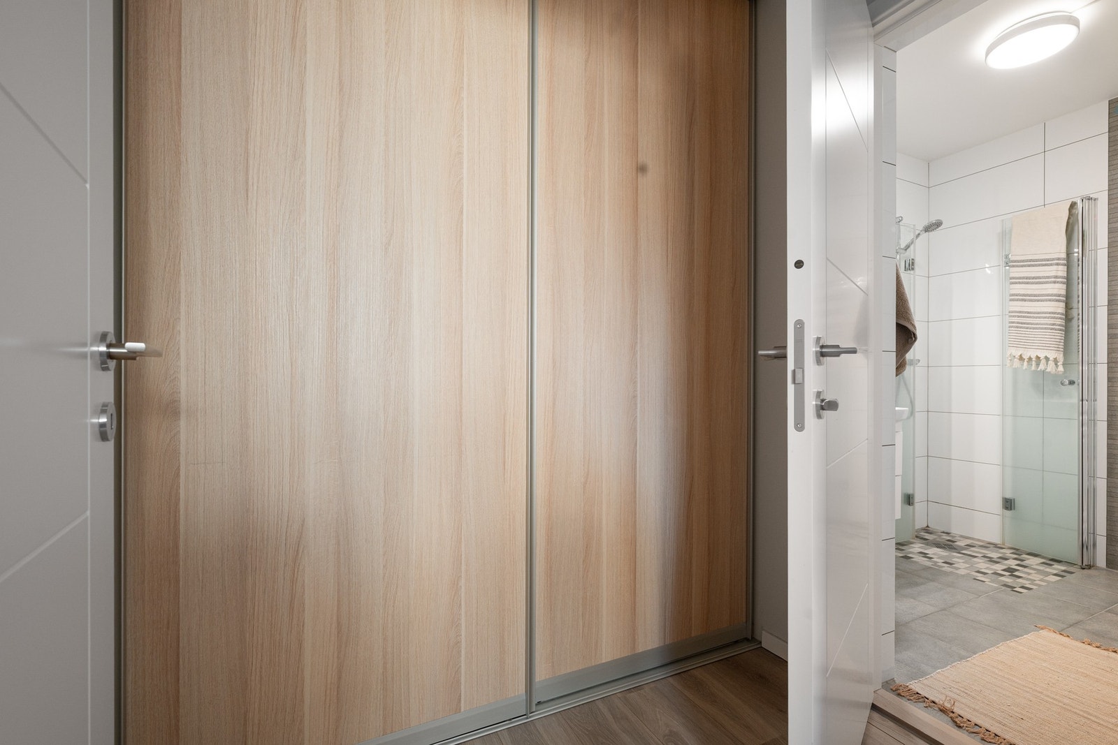 Utenfor badet er det etablert en stor plassbygd garderobeløsning som gir rikelig med oppbevaringsplass. Galleribilde